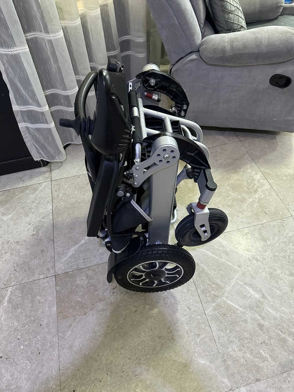 للبيع كرسي كهربائي غير مستعمل خفيف الوزن ينطبگ ويصير بالسيارة السعر 500 وبي مجال بسيط للشراب
***********
