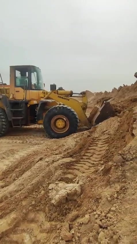 شفل كوماسو للبيع مكينه كمنز جديده منفيس مديل ٢٠٠١  سعر 120 وبيه مجال ***********
