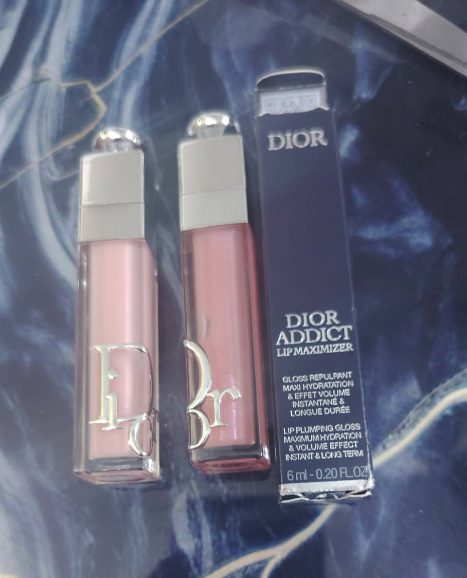 سلام عليكم اخوان هذني حمر ماركه ديور والله والله هذني غاليات بره كلش تطلع سعر قطعه ٥٠ الف دينار اني رايدهن شلعه ب٥٠ هنه اربع حمر للتواصل واتساب مع رقم *********** توصيل موجود لجميع محافظات العراق
