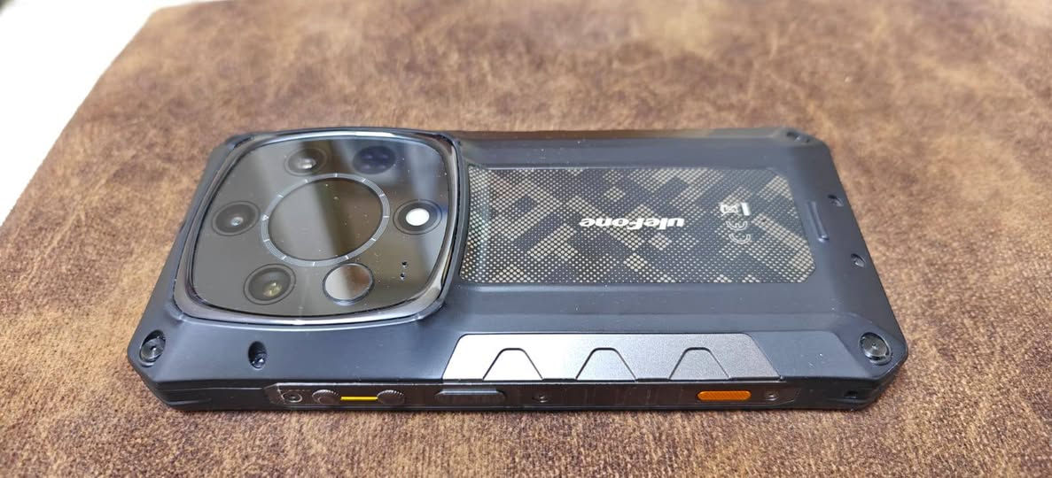 وحش المهمات الشاقة Ulefone Armor 28 Ultra النسخة الحرارية (جنطة هندسية متكاملة بحالة الوكالة) 🏗️🔥 للبيع أو المراوس وية ريد ماجيك 11 برو ذاكرة 512.التفاصيل:السلام عليكم شباب، متوفر للطيبين والجاديين فقط: جهاز Ulefone Armor 28 Ultra Thermal Version (النسخة الحرارية النادرة والراقية) بالكراتين وكامل الملحقات.مواصفات هذا الوحش بالكامل حتى تكون الصورة واضحة كدامكم:المعالج والألعاب: معالج رائد وقوي كلش MediaTek Dimensity 9300+، يشغل أقوى الألعاب والتطبيقات والذكاء الاصطناعي بسلاسة تامة، ويشغل ببجي على 120 فريم (ألترا إكستريم) بالسلاسة الفائقة، ويشغل 90 فريم (إكستريم+) على دقة الـ HDR الخرافية! يعني أداء مرعب ومستقر ومستحيل يسخن وية اللعب الطويل [🎮].الذاكرة والتخزين الخرافي: مساحة داخلية 1 تيرابايت (1000 جيجابايت)، وياه رام خارجي ضخم مساحة 2 تيرابايت أصلي من شركة لينوفو (Lenovo)، يعني المساحة الكلية للجهاز تصير 3 تيرابايت سيرفر مو مبايل ومستحيل تخلص!الشرائح: يدعم تشغيل دبل شريحة سيمكارت (ينزل بيه خطين سوا) وبنفس الوقت تخلي الرام الـ 2 تيرابايت.النظام: يعمل بأحدث نظام مستقر أندرويد 15.المتانة والصلابة: مدرعة عسكرية حقيقية ضد الصدمات والوقعات القوية، ومقاوم للمي والتراب بأعلى معيار عالمي (IP68/IP69K و MIL-STD-810H).الشاشة الأساسية: شاشة ممتازة AMOLED بتردد 120Hz سريعة وتفاصيلها واضحة تحت الشمس.الشاشة الخلفية الذكية (ترسانة ميزات بوحدها): شاشة دائرية ثانية بالظهر فخمة ومميزة وتشتغل معزولة عن الشاشة الأساسية وبأعلى كفاءة، ميزاتها:تكدر تشغل الكاميرا وتلتقط الصور وفيديوهات السيلفي مباشرة منها وبأقوى جودة (باستخدام كاميرا سوني الـ 1 إنش الأساسية) [🏗️].تكدر تتحكم وتشغل الأغاني والمشغل الموسيقي بلمسة وحدة بدون متفتح المبايل.تكدر تخلي صورك الشخصية أو خلفيات متحركة تشتغل وتتبدل بيها وحدها بشكل يخبل.تطلعلك الوقت، العداد، نسبة الشحن، والإشعارات، وتكدر ترد على المكالمات المهمة والرسائل منها فوراً.البطارية والشحن الخارق: بطارية عملاقة وضخمة 10,600 مللي أمبير تخدمك أيام، وتدعم الشحن السلكي الخارق 120 واط والشحن العكسي (يشتغل باور بانك للأجهزة الثانية).الصوت والمنفذ: دبل سبيكر بنفس المكان صوته عالي وضخم جداً، ويحتوي على منفذ أوكس (3.5mm) وبصمة جانبية صاروخية بلمحة تفتح.ترسانة الكاميرات والملحقات الي تجي وياه بالباكيت وكلش نظيفة:عدسة الكاميرا الأساسية الخارقة: مستشعر سوني (Sony) ضخم وبحجم 1 إنش كامل بدقة 50 ميجابكسل، تصويرها فد شي راقي وينافس الأجهزة الرائدة العالمية [🏗️].الكاميرا الحرارية المدمجة بالذكاء الاصطناعي (Thermal AI): مال فحص الحرارة، الأعطال، وتسريبات الأنابيب والكهرباء بدقة عالية.كاميرا الرؤية الليلية: بدقة 64 ميجابكسل تشوف وتصور بالظلمة الدامسة (صفر ضوء).ملحق كاميرا الأنابيب والأماكن الضيقة uSmart E01 HD Endoscope: بكرتونه الأصلي.ملحق قاعدة الشحن اللاسلكي السريع 50 واط: المفرغة بالمروحة المدمجة بكرتونه الأصلي.ملحق كفر (درع) الحماية العسكري الإضافي Armor Case.💵 السعر المطلوب للحزمة كاملة كاش: مليون و 500 ألف دينار عراقي (1,500,000 د.ع) قفل وبدون مكاسر لأن الغراض والمواصفات تسوى وتتعدى هذا السعر بهواي.أو للمراوس حصراً وية:هاتف REDMAGIC 11 Pro كون الذاكرة 512 جيجابايت والجهاز نظيف (والاتفاق على فرق الفلوس العادل بيناتنا حسب نظافة الجهازين) [🎮].⚠️ تنبيه يرحم والديكم:الجهاز عبارة عن حقيبة أدوات هندسية متكاملة ونادرة وسعره كجديد وية هاي الملحقات مكلف كلش، فالرجاء الي ما يعرف بسعر الجهاز أو بمواصفاته والملحقات الي وياه لا ينطي سعر من جيبه ويبخس حلال العالم. الشغلة واضحة والصور تحكم وكلشي بباكيته ونظيف مية مية.الموقع: بغداد (الصليخ)للتواصل واستقبل العروض المراسلة على الخاص وأهلاً وسهلاً بيكم. رقم الهاتف ***********
