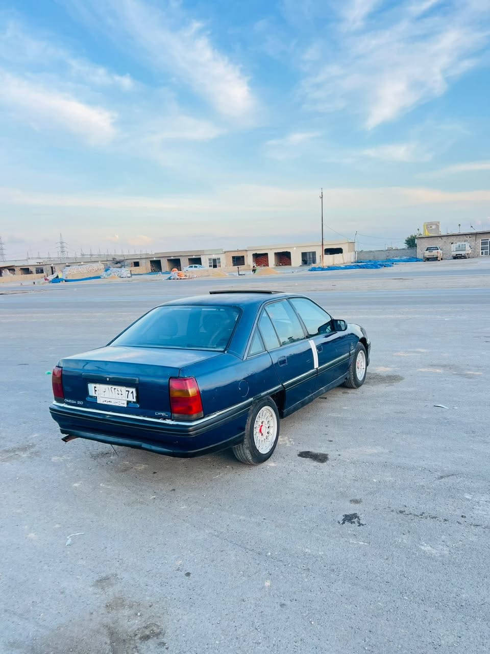 السلام عليكم .. الحلال للبيع 
وابل اوميكه . موديل 1992 بسعر38 ورقه وبيه مجال 
محرك. شرط مال كصه 20 المرغوب بنكه كهرباء 
كير شرط. صدر امامي خلفي جديد  تخم تاير جديد 
السياره  بدون ضربه بلاديه احله من الصور 
لايت بلايت جديد اصلي مو تجاري 
مسجل سماعت كهربايات كله شرط سلايت شغال 
محرك/ كير / صدر / كهربيات / كله شرط
السياره متصرف عليه الف السياره ناعمه بشكل 
بسعر 38 وبيه مجال 
باقي السياره مكفوله.  مكان السياره تكريت القادسيه 
رقم صلاح الدين سنويه 2028مشروع وطني 
رقم ‭0774 353 6343‬
‭0783 866 3937‬
