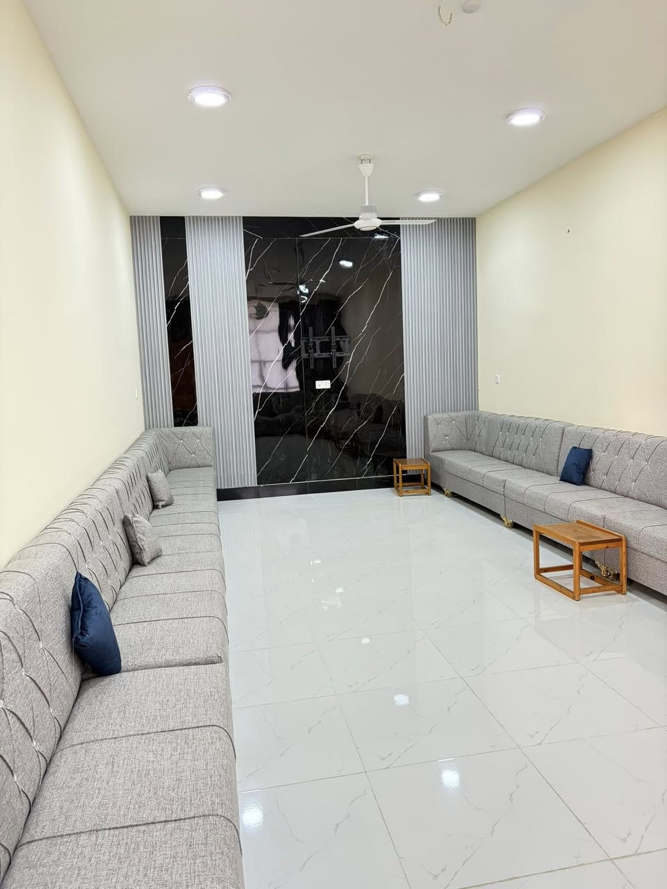 دار للبيع او مراوس بشقه
مجمع اليرموك مكون من 3 غرف وصاله 

واستقبال ومطبخ حار وبارد مساحه 300 م

السعر 175  مليون وبي مجال 

دفعه 75 مليون ولباقي اقساط كل شهر 500

للتواصل ☎️ ***********

*********** ☎️
