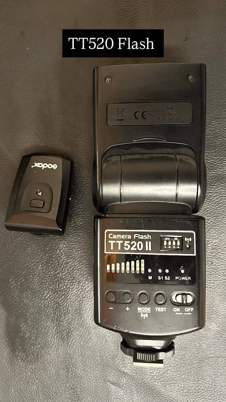 السلام عليكم 
عدسة نيكون 85mm 1.8f
فلاش AD200pro 
فلاش TT520 
تريكر نيكون X1 

كلهم استخدام شخصي ع ايدي وبيهم ضمان  
🔴 منشور مؤقت مستعجل على بيعهم 
🔻تواصل واتساب 
***********
