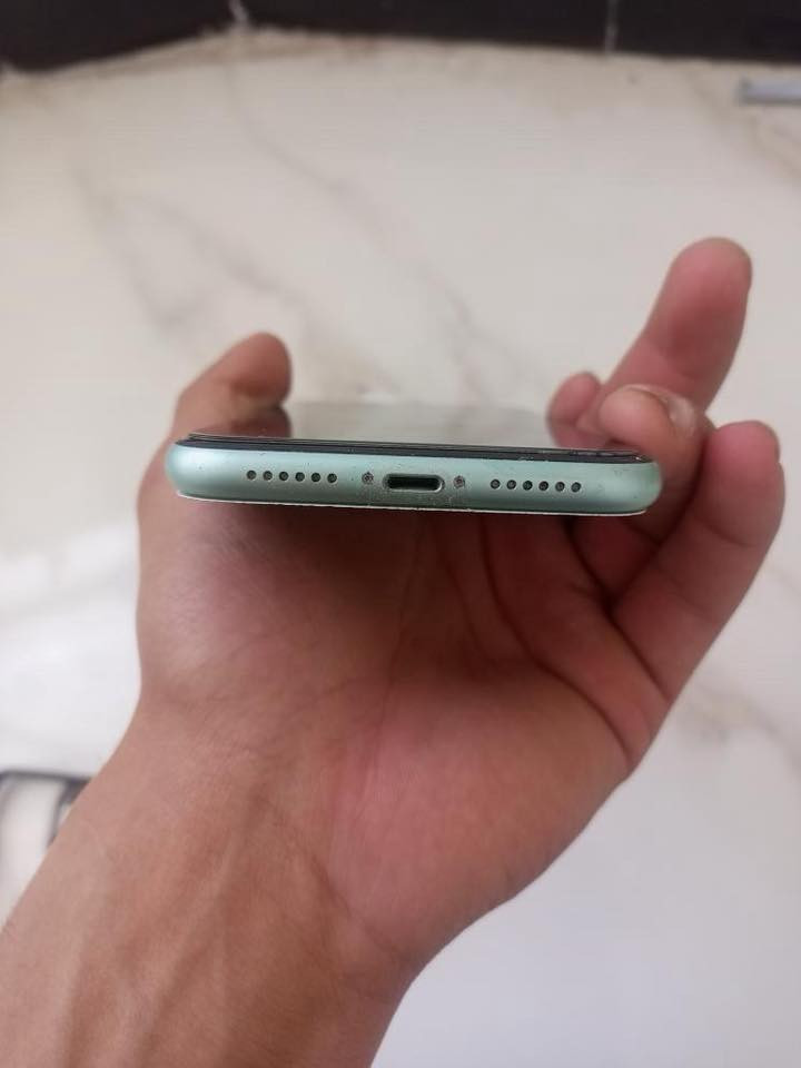 ايفون ١١ عادي مبدل بس بطاريه وضهر محسور وباقي كله شغال دبل باقي كدام عينك قيم وسعر عجبني ابيع وتساب ***********
