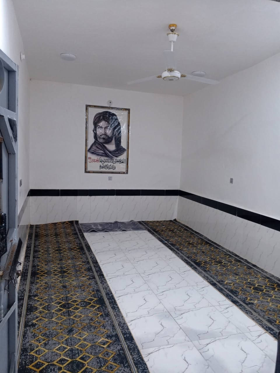 السلام عليكم بيت للبيع بحي الحسين (حي العدس) شارع الصوره بيت يتكون من غرفتين وصاله ومطبخ وستقبال وصحيات مساحه 190بيت جاهز للسكن ماي كهرباء مولده للاستفسار الاتصال ***********
