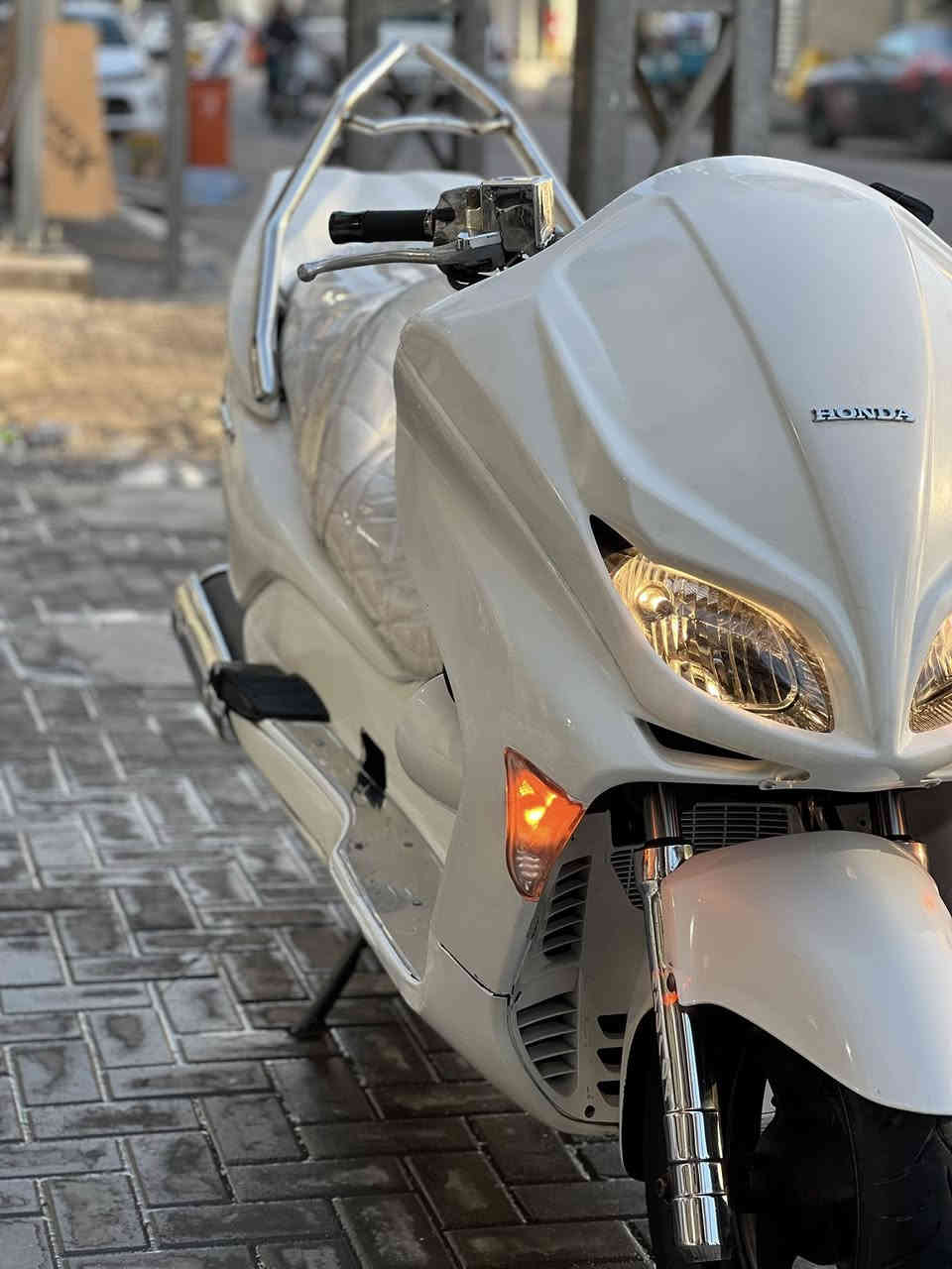 ️ 🔥دراجة هوندا 0.8 زيرو – VVIP فول مواصفات🔥
0.8 كرستال (بومة) 🦉 من القطع المميزة والنادرة داخل العراق 🇮🇶

🔹 الدراجة رمبة ممشّة استعمال خفيف جدًا
🔹 المكينة أصلية 🔧 غير مفتوحة وغير خاضعة لأي صيانة
🔹 صوت ناعم جدًا 🎶 بدون أي مشاكل
🔹 انطلاق قوي جدًا 🚀 وسرعة تصل إلى 160 كم
🔹 الدراجة على وضع الشركة بالكامل 🏭
🔹 التعديل فقط ديكور خارجي للجمالية ✨

⚙️ الدراجة عمية (الكير العادي ملغي)
✔️ الكير موجود ويمكن إرجاعه بأي وقت
✔️ الإلغاء كان خوفًا من الأعطال فقط

⸻

⚙️ المواصفات:
🔊 4 سستم صوت
🔐 قفل ستيرن
🔐 قفل صندوك
‏🅿️ سايد بريك
🛑 بريك خلفي دسك
🛑 بريك أمامي دسك
🦵 ستان خلفي
🦵 ستان جانبي
⚡ كهربائيات كاملة بدون أي نقص
💡 لايتات عالي ناصي
🔴 بك لايت
🚨 أشاير / رباعي
📣 هورن
🛞 تايرات جديدة أمامي وخلفي
🪞 مراي جانبية
📡 الحساسات تعمل بالكامل
🪑 دوشمة كشن
🪽 سلة وحشية نيكل
🪽 جناح خلفي

💎 الدراجة راقية جدًا واصاحب الخبرة يعرف قيمتهة

💰 السعر: 10 ورقات – سعر نهائي نهائيًا ❌ بدون أي مجال
📌 علمًا أن نفس الدراجة انباعت سابقًا بـ 14 ورقة وهذه أنظف ✨

🚫 التوصيل للمحافظات غير متوفر
✅ يمكن إرسال شخص من قبلك بدون أي مشكلة

📍 المكان: البصرة – جزائر
📞 رقم الاتصال: ***********
