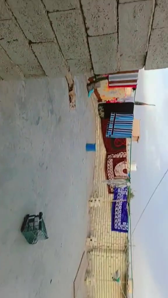 سلام عليكم بيت للبيع 200متر مكان النهروان شارع شمري  يم مولد مهند شنان اي استفسار ***********
