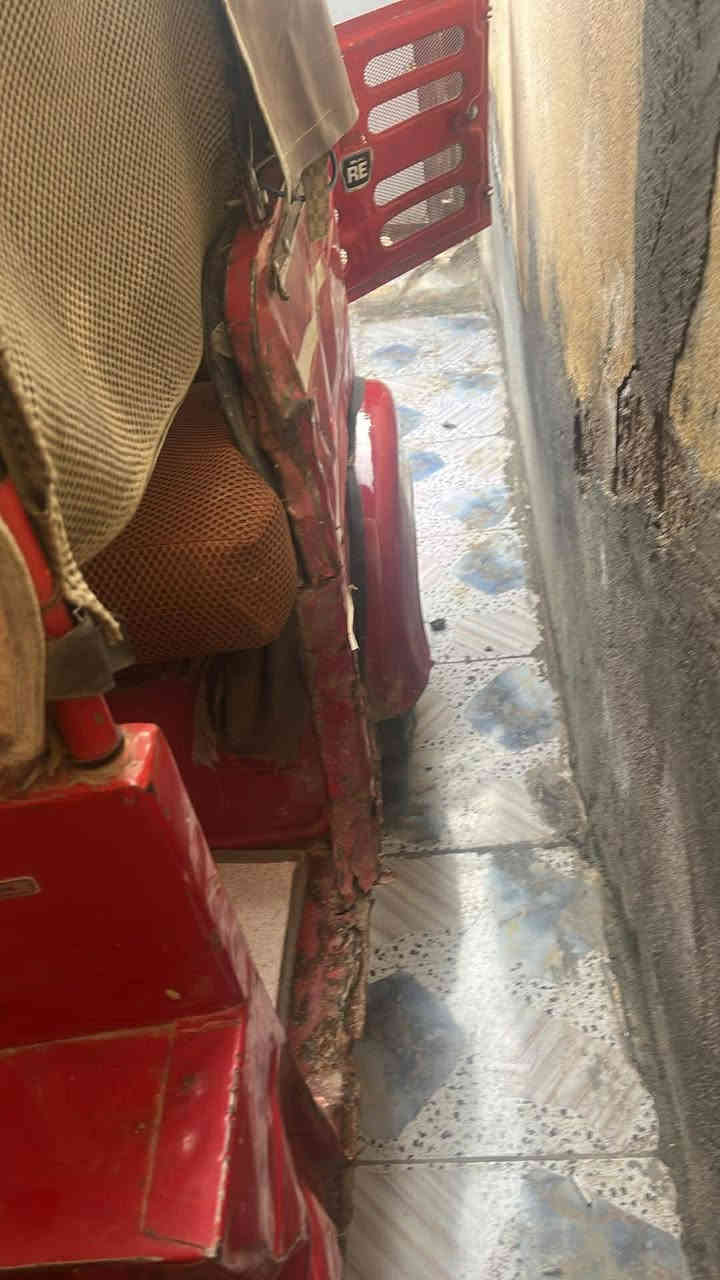 السلام عليكم 
تكتك لبيع موديل 17 مكينه خير من الله. 
بيه خياسات بل دوسه خلفيه   وبين ضربه بل صفحه 
وراق كامله  تكفلك. من سرقه  مكان واسط العزيزيه 
رقم. صاحب تكتك ***********
