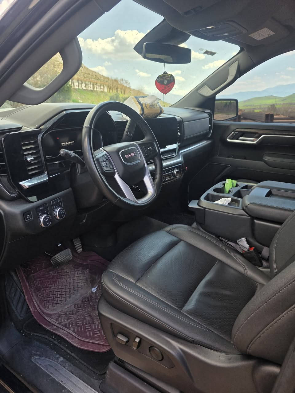 سلام عليكم جمسي سيرا موديل 2025 محرك 5300 المرغوب كلين كلين مكفوله من كل النواحي كشنات جلد هيتر ورادار والباب طكتين درج زيرو على ايدي باسمي. ماشيه حالين 32الف مايل  سعر  450 ورقه موبايل ***********
