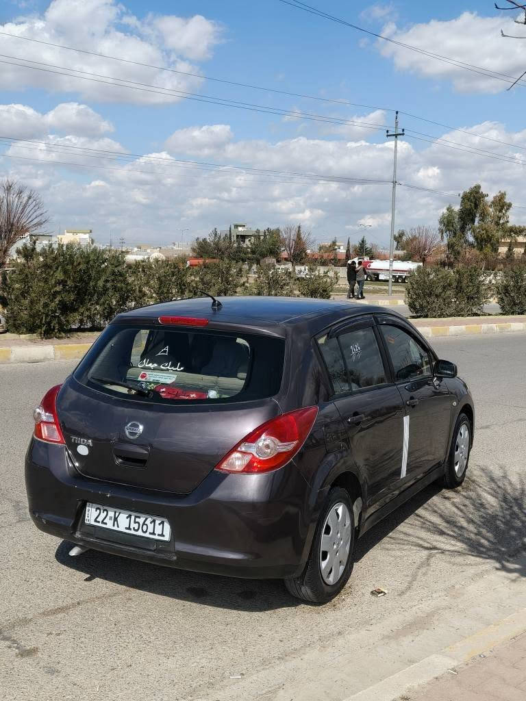 نیسان تیدا 2009توماتیک 
کیج سپی مکینە گە ورە ناوزە 1 پارچەو بستێک بۆنتی بۆیاخە بویاخە دە عمی  نە کردوە 
هیچ ناوگرتنی نیە دوو سویچە
٤جام کارەبا ی 
دینارێ مەسروفی نیە 
تایەش کامل تازەیە 
بەشەرتی گیر مەکینە تەقەو ڕەقە بەشەرت 
هیچ کێشەیەکی تێدا نییە 
ژمارەی مۆبایل 8009 969 0771 شمشمل, السليمانية
