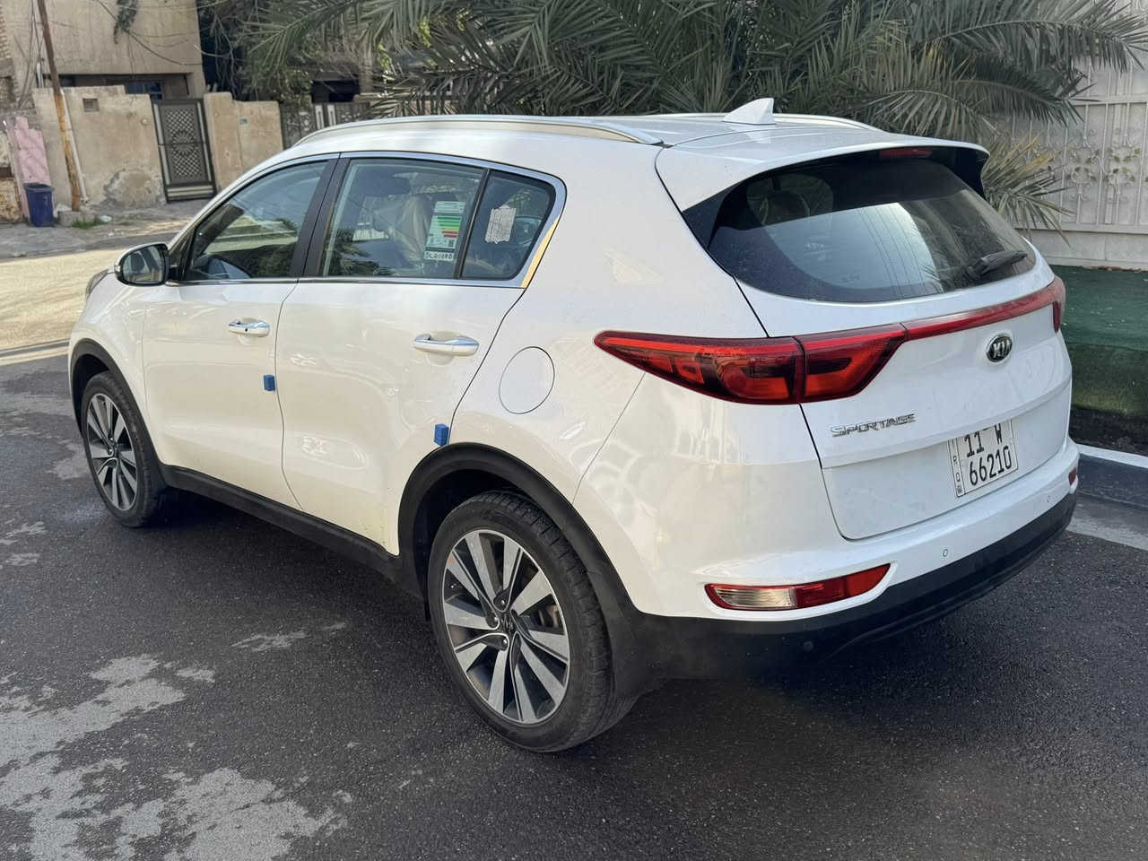 للبيع كيا سبورتاج خليجي  2017 محرك 2000 دوش بلادي بدون فتح بدون اي خلل 
كير بلادي 
مواصفات الجيتي لاين بس عدا البانوراما 
بصمة ابواب وتشغيل ومري شفط وترحيب اوتو
داخله لون حمصي جلد وخمل وكشنات الاماميه ثنينهن فول تحكم كهرباء
حساس امامي وخلفي وكامره دوراه
تبريد منفصل شاشه
سماعات ماركه JPL
سايد بريك دكمه ونضام نزول واتو هولد وضعيات قياده
لد نهاري ولايت زنون
شاحن موبايل واير لس
السياره بدون اي ضرر لاصبغ لابارد لاحالوب بدون فتح بدون تبديل كله بوضع الشركه وماشيه 89 الف كيلو وادامه كامله بدون اي نقص 
رقم بغداد انكليزي وهزه جديده باسمي وتحويل مباشر 
سعر 177 مجال بسيط 
مكاني بغداد البنوك
***********
