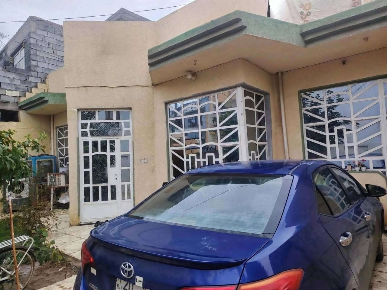 دار للبيع او مراوس بنص دونم او اكثر
٢٠٠متر طابو ملك صرف المساحة الكلية ٢٥٣ متر الواجهية ١١ متر.يتكون من (استقبال +هول+مطبخ+صالة كبيرة+غرفتين نوم+مجمع صحيات داخلية وخارجية) العنوان/خلف حي المعلمين قرب الشارع السايدين المنطقة الي خلف جامع الاخوة الاسلامية.(كافة الخدمات) او للمراوس ابمساحة اقل شي نص دونم  او ١٠٠٠ في ام العظام قرب الجامعة هيج اماكن غرب بعقوبة للاستفسار الاتصال بالرقم
 *********** يوجد واتساب
***********
