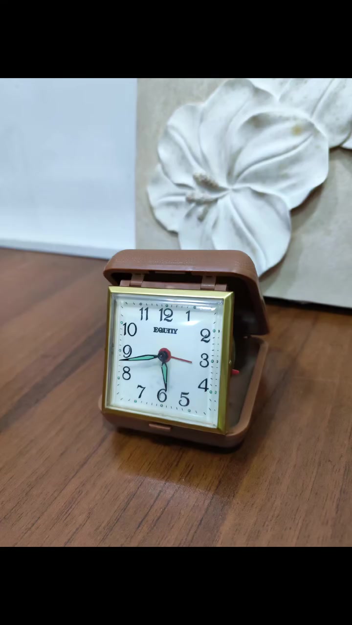 🕰️ للبيع: منبه سفر كلاسيكي (Antique) ماركة EQUITY الأصلي

لكل محبي التميز والقطع التراثية، نعرض لكم ساعة المنبه الشهيرة من ماركة EQUITY العريقة. قطعة فنية تجمع بين الأناقة الكلاسيكية والمتانة، مثالية للاقتناء الشخصي أو كهدية مميزة لمحبي الأنتيك.

المميزات:

✅ التصميم: هيكل خارجي (جراب) متين للحماية وقابل للطي لسهولة الحمل.

✅ الماركة: Equity المعروفة بجودة صناعة ساعات السفر اليدوية.

✅ الآلية: تعمل بنظام التعبئة اليدوي (بدون بطاريات) لتعطيك إحساس الزمن الجميل.

✅ الحالة: نظيفة جداً وتعمل بكفاءة (كما موضح في الصور).

🚚 تفاصيل الشحن والتواصل:

📍 يتوفر توصيل داخل بغداد وجميع المحافظات.

📞 للاستفسار أو الطلب، يرجى التواصل عبر الاتصال أو الواتساب:
[***********

#أنتيك #ساعات_قديمة #نوادر_العراق #منبه_سفر #تحفيات
