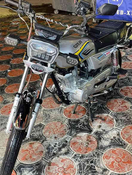 السلام عليكم شباب دراجة سولنك 5نمر  2025 دراجة ما ماشية هوااي صار شهرين نازلة رمبة وما بيهة ايشي نقص كلشي شغال هورن اشاير عداد سرعة حتة حساس البريك يشتغل كهربائيات كاملة والدهن كل اسبوع اديرلهة ميكي مولي وبانزين محسن وعادي اخبطلهة السعر 800 وبيها مجال ويرهم مراوس حتلو كلك للاستفسار ***********
