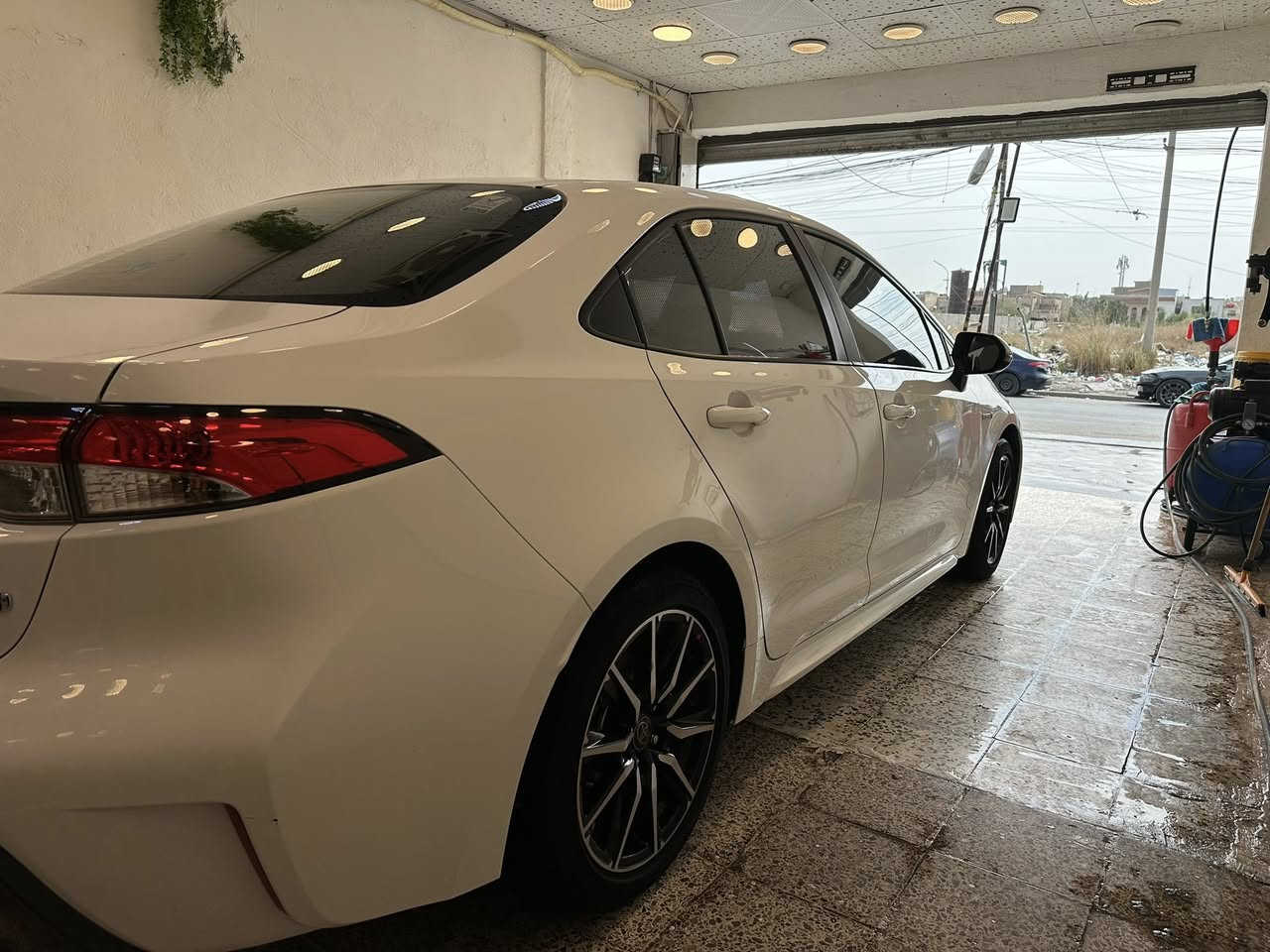 كورلا هايبرد 2023 s 
محرك 1.8 هايبرد 
رقم بغداد
سنوية بإسمي 
لايتات زينون
رادار أمامي
أشاير بالمري
فتحة سقف سلايد روف
تحكم ستيرن جهتين
كاميرا خلفية
شاشة أبل كار بلي
تبريد قطعتين
بصمة تشغيل
بصمة عدد 2
صندوق بصمة
سايد بريك بصمة
ماشية 44 الف 
أوتو هولد
ثلاث أنظمة قيادة
مكفولة من الضرر والصبغ بيها بارد شبر بسيط جداً 
***********
مكان السياره بغداد
