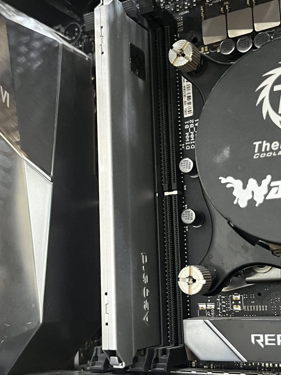 شكد تجيب وياها ماوس اتاك شارك R1 
وكيبورد 
 

للبيع: تجميعة Gaming و Workstation بمواصفات "وحش" وأداء مستقر 🚀
تجميعة احترافية جداً، نظيفة ومناسبة للألعاب الثقيلة (Ray Tracing) وأعمال المونتاج والرندرة، بمواصفات مختارة بعناية:
المواصفات التقنية:
• المعالج (CPU): Intel Core i7-9800X. معالج فئة الـ X-Series بـ 8 أنوية و 16 مسار، أداء جبار في المهام المتعددة.
• كرت الشاشة (GPU): NVIDIA GeForce RTX 3070 (نسخة EVGA XC3). كرت معروف بقوته في تشغيل أحدث الألعاب على أعلى الإعدادات ودعم الـ DLSS.
• الذاكرة العشوائية (RAM): 32GB DDR4. سعة ضخمة تضمن لك سلاسة تامة في البث المباشر والمونتاج.
• التبريد: تبريد مائي مغلق Thermaltake Water 3.0 لضمان درجات حرارة منخفضة تحت الضغط.
• الكيس (Case): Fractal Design North (النسخة الخشبية). كيس فخم جداً ويتميز بتهوية ممتازة وتصميم عصري يضيف لمسة جمالية لمكتبك.
• التخزين: متوفر هارد 1TB HDD لتخزين البيانات.
مميزات إضافية:
• الجهاز نظيف جداً واستخدامه الشخصي بعناية.
• القطع متوافقة تماماً ولا يوجد أي "عنق زجاجة" (Bottleneck) في الأداء.
• شعار ROG (Republic of Gamers) يزين الواجهة مع إضاءة RGB هادئة وجميل


**إذا كنت صاحب هذا الإعلان وتريد حذفه لأي سبب، رجاءا أرسل رسالة إلى الدعم الفني**