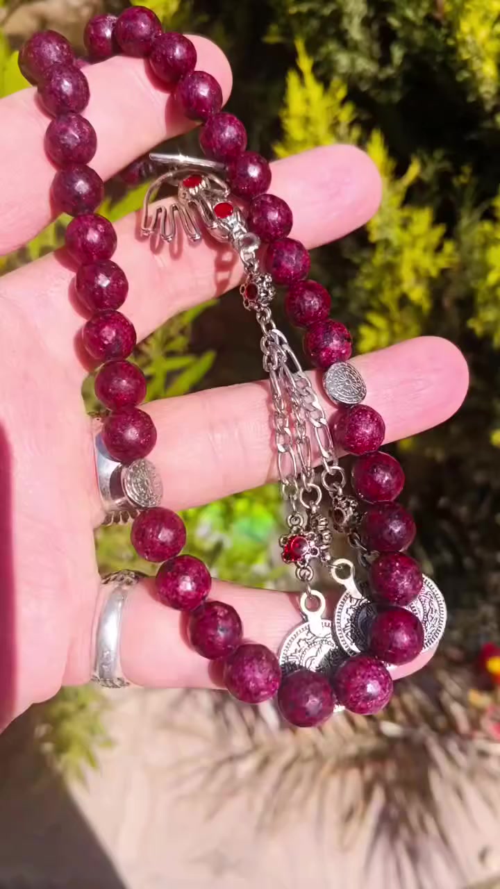 سبحة ٣٣ حبة 10 ملي مصنوعة من الچاد الأحمر الياقوتي دم الغزال الأصلي بتتباع عل أنها ياقوت 
سبحة تحتوي على 33 حبة، كل حبة تبلغ قطرها 10 ملي. هذه السبحة مصنوعة بشكل دقيق من الچاد الأحمر الذي يتميز بلونه الياقوتي المميز والمعروف باسم دم الغزال. على الرغم من أن هذه السبحات تعرض للبيع أحيانًا باعتبارها مصنوعة من الياقوت الحقيقي، إلا أنها في الواقع مصنوعة من الچاد، وهو حجر كريم يشتهر بجماله وندرته، مما يجعله خيارًا شائعًا لأولئك الذين يقدرون الفخامة والأناقة في قطعهم الثمينة. إن التفاصيل الدقيقة وتجانس اللون في هذه الحبات تضفي لمسة فريدة من الجمال والروعة، تجعلها محط إعجاب لجميع عشاق الأحجار الكريمة والسبحات الفاخرة.
#سبحة #چاد #حجرطبيعي #تلت #silver #فضة #سعر #jewelry #gemstones #facebookpostシ #facebookreel #facebookviral #مسلسلات #reelsvideoシ #رمضان #رمضان_مباركツ #رمضانيات #الأفطار #ذكرالله #الله #اللهم__امين__يارب__العالمين


**إذا كنت صاحب هذا الإعلان وتريد حذفه لأي سبب، رجاءا أرسل رسالة إلى الدعم الفني**