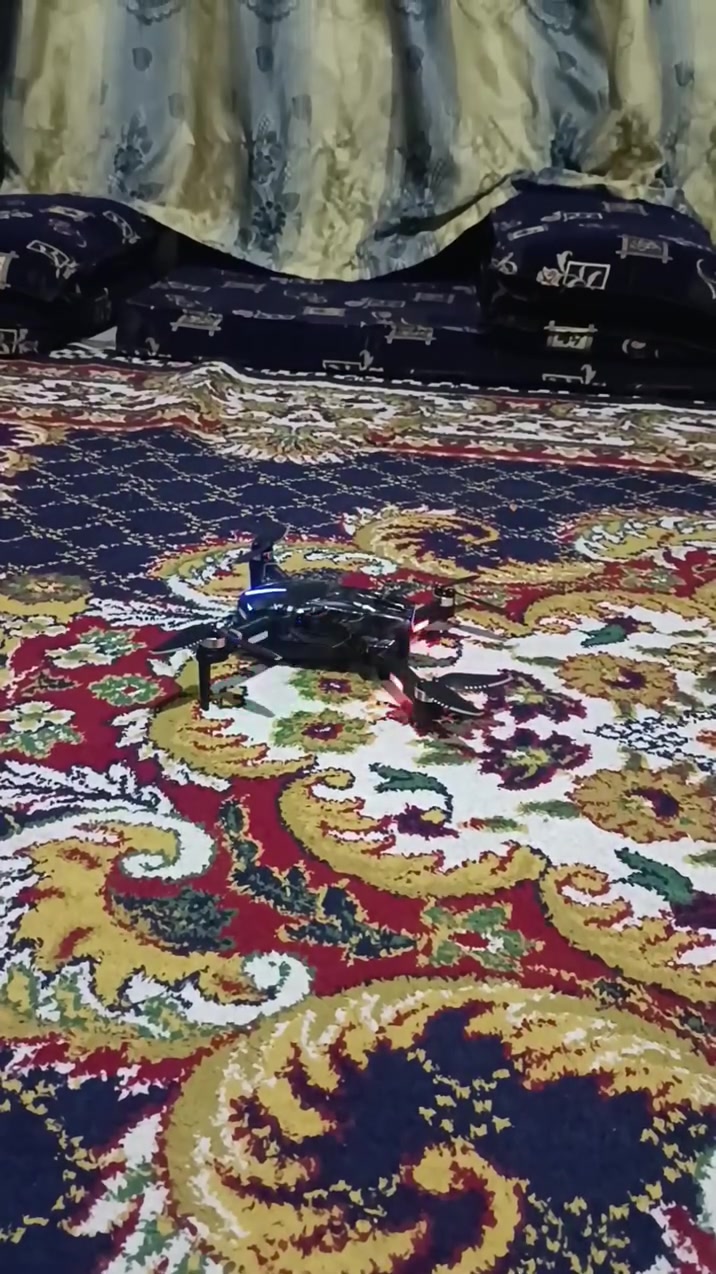 ورحعنالكم بعرض حارق 🔥🔥 عالعيد خصم 30%
🚁 درون V186 الذكية – تصوير جوي احترافي وتحكم سهل

استمتع بتجربة طيران متطورة مع طائرة V186 Drone المصممة لعشاق التصوير والمغامرات. تجمع بين الأداء القوي والتقنيات الذكية لتمنحك صورًا وفيديوهات مذهلة من زوايا لم تكن ممكنة من قبل.

✨ أبرز المميزات:

- كاميرا عالية الدقة لتصوير الصور والفيديوهات الجوية بوضوح ممتاز.
- بث مباشر عبر Wi-Fi لمشاهدة التصوير لحظة بلحظة على الهاتف.
- محركات Brushless قوية توفر ثباتًا أعلى وعمرًا أطول للطائرة.
- خاصية المحافظة على الارتفاع لتحكم أكثر سلاسة أثناء الطيران.
- وضع التصوير بإيماءات اليد لالتقاط الصور بسهولة.
- إقلاع وهبوط بضغطة زر واحدة.
- إمكانية الدوران 360° لتنفيذ حركات استعراضية مذهلة.
- نظام تثبيت يساعد على الحصول على فيديوهات أكثر سلاسة.
- تصميم قابل للطي لسهولة الحمل والتخزين.
- بطارية قابلة للشحن تمنح وقت طيران مناسب للرحلات والتصوير.

📦 المواصفات الفنية:

- دقة التصوير: حتى 1080P (تختلف حسب الإصدار).
- نظام الاتصال: Wi-Fi FPV.
- مدى التحكم: يصل إلى حوالي 100–500 متر حسب النسخة والظروف التشغيلية.
- زمن الطيران: حتى 20 دقيقة تقريبًا.
- تردد التحكم: 2.4GHz.
- مزودة بمحركات Brushless عالية الكفاءة.
- بطارية ليثيوم قابلة لإعادة الشحن.

🎯 مناسبة لـ:

- التصوير الجوي وصناعة المحتوى.
- الرحلات والمغامرات.
- الهواة والمبتدئين.
- تصوير المناسبات والمناظر الطبيعية.

🔥 احصل على لقطات جوية احترافية بسهولة مع درون V186، واجعل كل رحلة تجربة تصوير استثنائية.


**إذا كنت صاحب هذا الإعلان وتريد حذفه لأي سبب، رجاءا أرسل رسالة إلى الدعم الفني**
