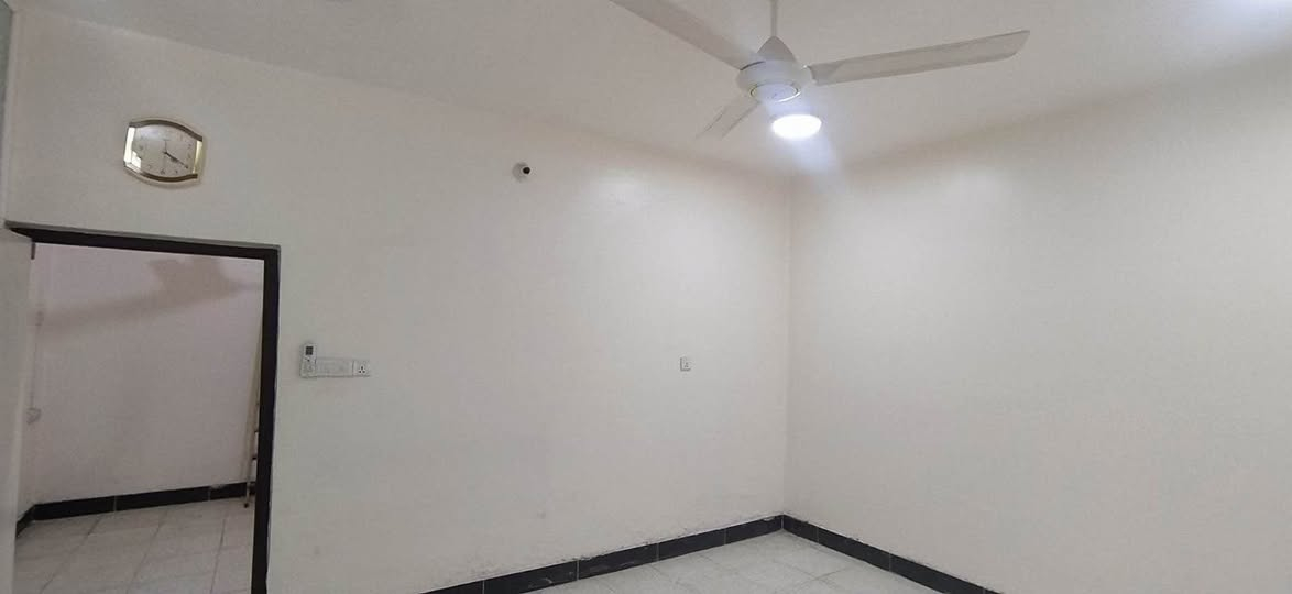 بيت للإيجار 🏡 في حي العروبة الاولى _الشارع المقابيل اللجان الطبية .
مساحتة ٣٠٠ متر يتكون من استقبال وصالتين وغرفتين وحمامين ومطبخ وكراج سيارة وحديقة خلف البيت ،مؤثث جزئي مثل اجهزة تكييف سبالت في كل غرفة من البيت وسخان كيزر .
باقي التفاصيل والسعر الاتصال على رقم صاحب الدار *********** ابو محمد. ديوانية, القادسية
