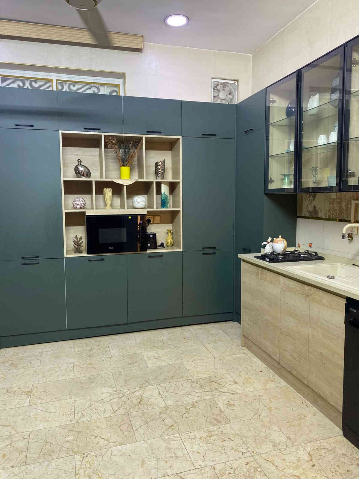 دار للبيع بناء سنه ٢٠٢٢ بناء درجه أولى مساحته ١٢٠ واجه ٦ ونزال ٢٠ بانيه على ايدي مو مقاول ٣ غرف نوم وصاله خدمات عدد ٢ بيتونه كبيره الارضيه مرمر مكانه  الشعب سوك شلال قرب وصفي المضمد سعره ب٣٠٠ بيه مجال موبايل ***********/ ***********
