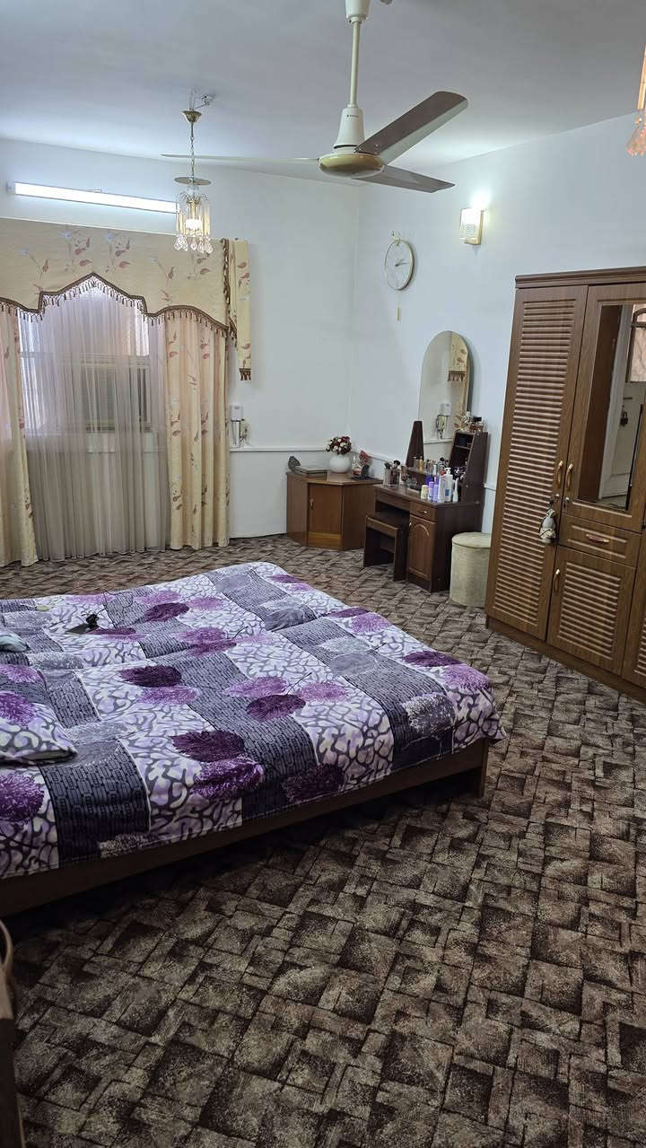 بيت ٢٠٠ متر بسعر ٣٨٥
بيت ومشتمل للبيع في الغزالية شارع الضغط

المساحة ٢٠٠ متر بيت جدا جدا نضيف والصور واضحة
الواجهة ١٠ متر النزال ٢٠

الطابق الارضي من البيت يتكون
 من كراج كبير ومطابخ عدد ٢ حار وبارد
وصالة كبيرة وغرفة نوم وحولي 
والطابق الثاني غرفتين نوم

المشتمل يتكون 
من صالة كبيرة مع مطبخ مفتوح وصحيات
والطابق الاول يتكون من ثلاث غرف نوم مع 
صحيات

ملاحظة البيت عن المشتمل مفروز فقط بيبان خشب 
يعني من الممكن فتح البيبان ويصبح بيت واحد
السعر ٣٨٥ مليون وبيه مجال بسيط
للاستفسار اكثر اتصل على الرقم ***********

الموقعالغزالية قريب نهاية شارع الضغط فرع الحديقة او الموكب على جهة يسار شارع الضغط الشارع المؤدي الى جامع السيدة زينب البيت الثالث
