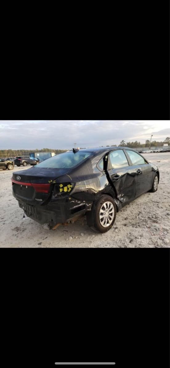 السلام عليكم 
سيارة كيا فورتي للبيع
وارد أمريكي
موديل 2020
لون أسود
رقمها أربيل
لوحة إنكليزي
وكالة خاصة بأسمي
حادثها كما مبين في الصور 
محرك جديد غير مفتوح 
كير اوتوماتيك جديد غير مفتوح 
دواخل نظيفة
أيرباكات جديدة وغير طاكة
عارضها بسعر شدة وعشرة اوراق وبيها مجال .
وهذا رقمي
*********** بغداد, العراق
