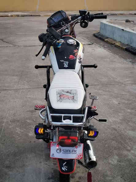 الدراجة للبيع.  ؟    🤲🏻         (اي حبيبي للبيع) 
يامديل؟               🤍              (2024)
اصوليه؟             ✔️            (  منفيس موجود ) 
شنو نوعه؟                          ( سولنك باب اول ) 
 وين مكانك؟               🫣          (موصل تلكيف) 
تكدر تجيني لفلان مكان؟       🥺  (لا)
)  
شكد سعره؟؟          🤑                  (وبيهة 750) 
شنو مجالهه         🌹                            (بيه مجال حك الجيه ) 
دزلي رقمك.                                  (***********)   
موجود على الخاص                       ( اي حبيبي موجود).
