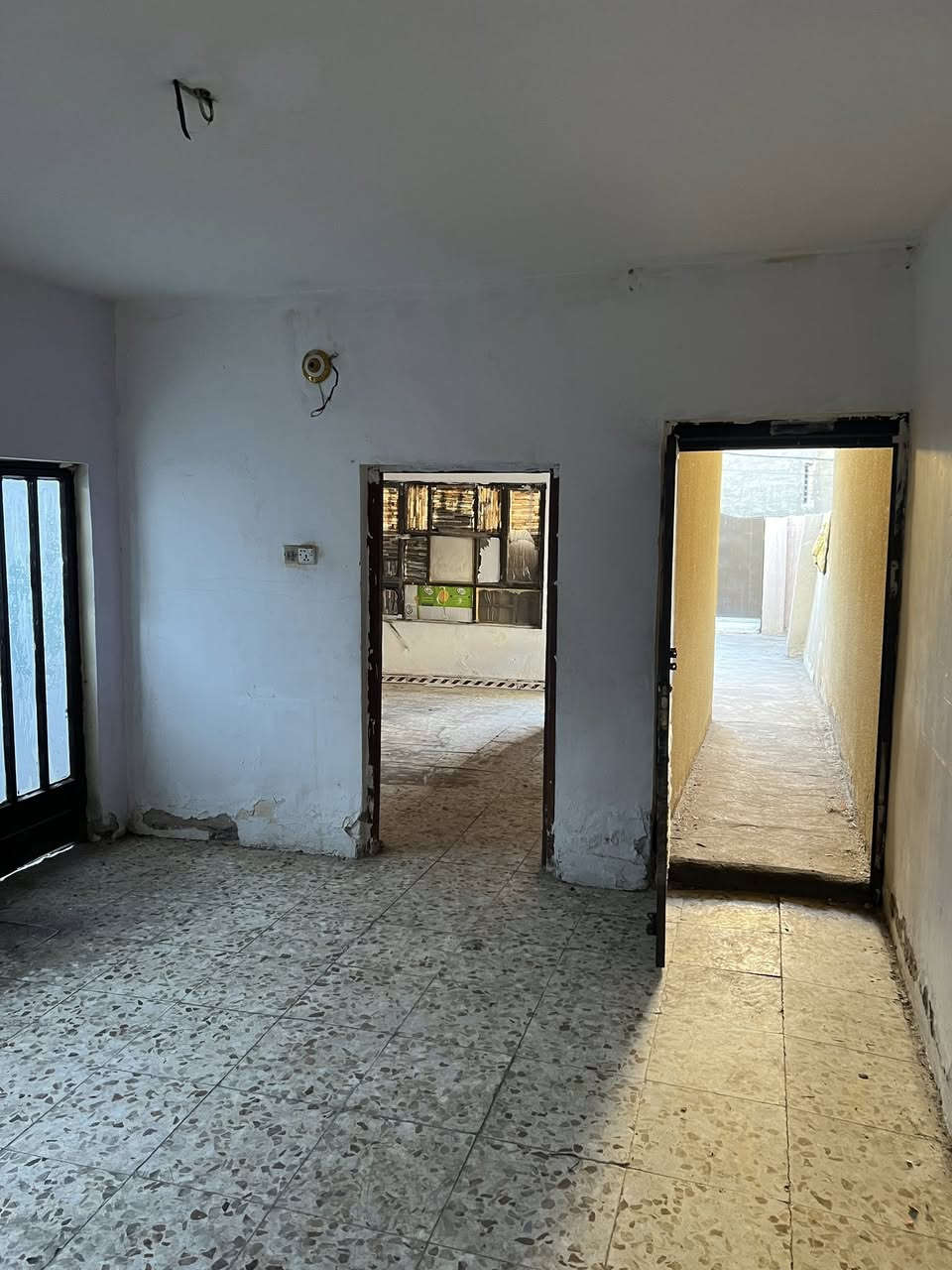 السلام عليكم ورحمة الله وبركاته
بيت (للايجار )مساحه ١٠٠متر متكون من استقبال ومطبخ وخدمات ومنور  وغرفه النوم 

الموقع كفاءات الصحه خلف التجاري 

الاتصال على الرقم ***********
