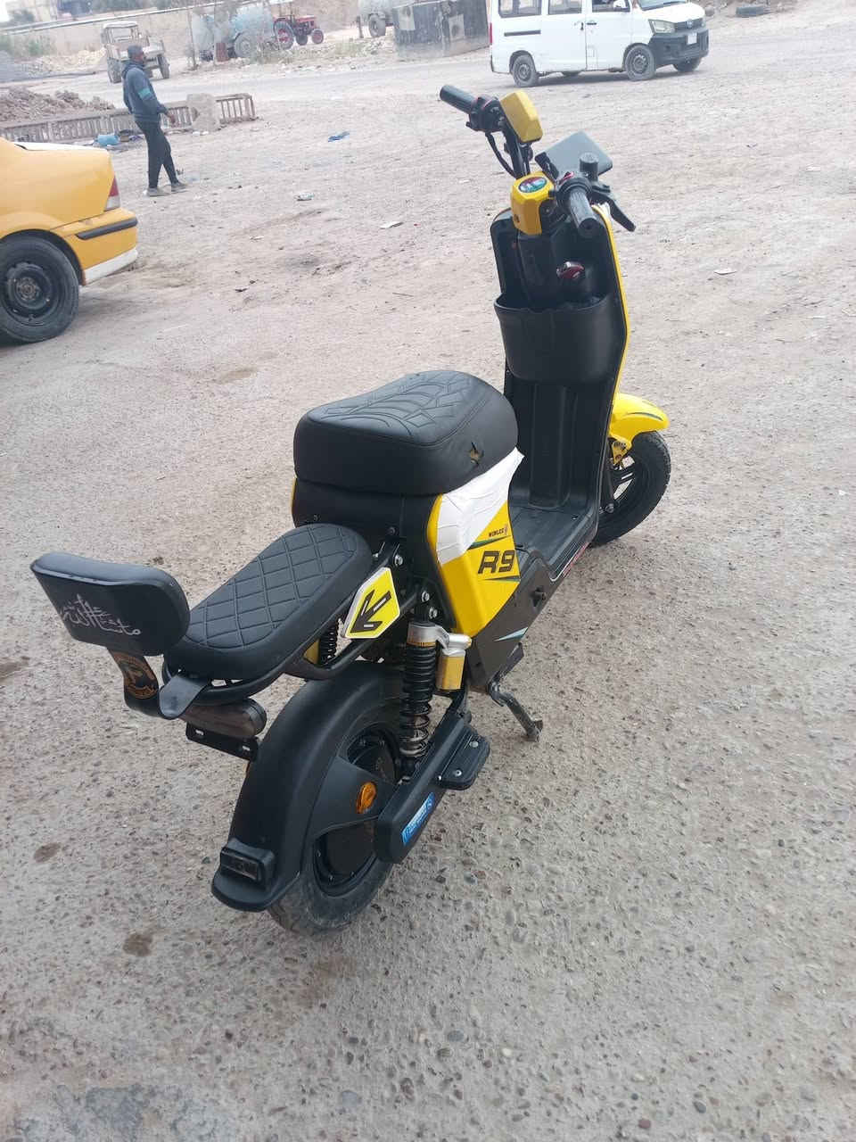 السلام عليكم دراجة شحن للبيع ار 9 دراجه جديده بطاريات جديد سعره 450 وبيه مجال ماني سبع البور تصال***********
