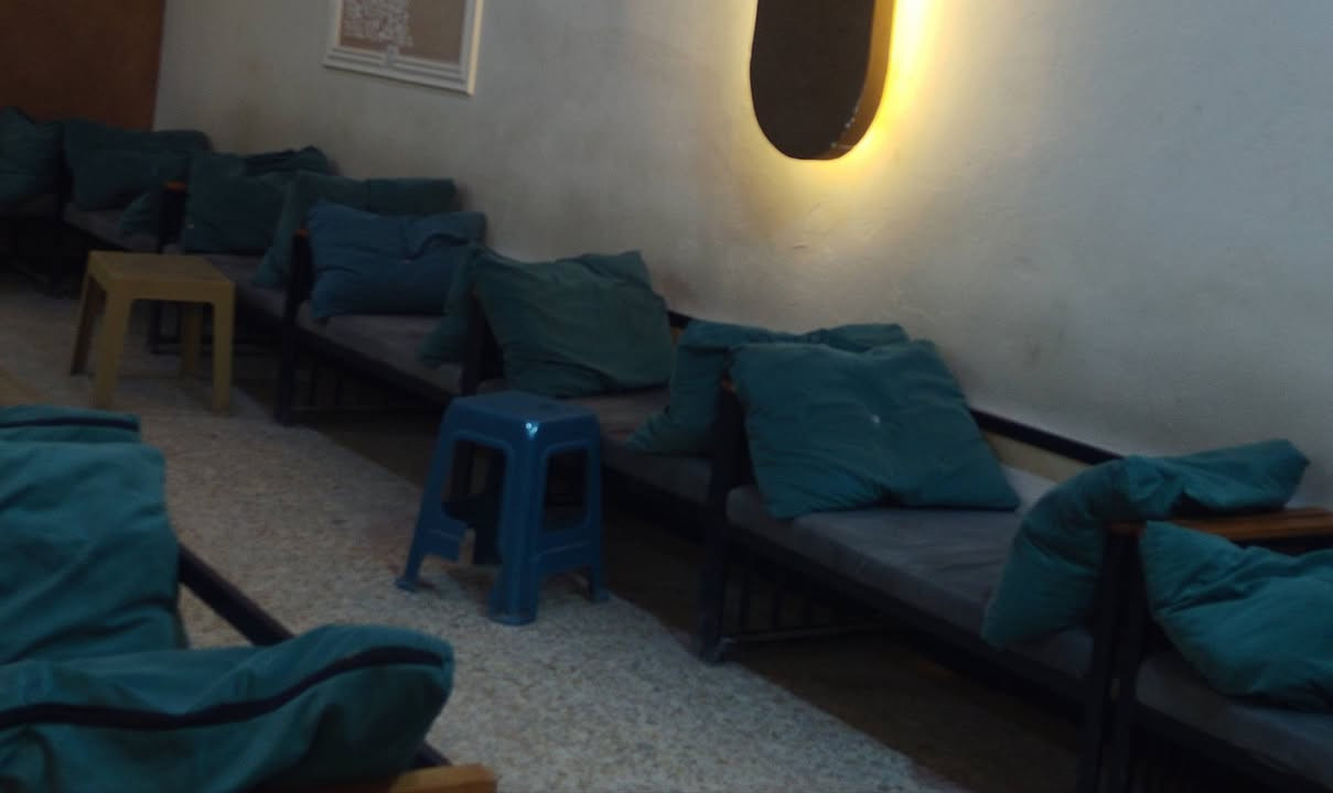 قنفات للبيع عدد 25 قطعه ستعمال 6 أشهر نضيفات كلش القنفه الوحده صايره عليه ب 200 الف بيهن مجال للشراي للستفسار عن سعرهن خاص او اتصل ع رقم ***********
