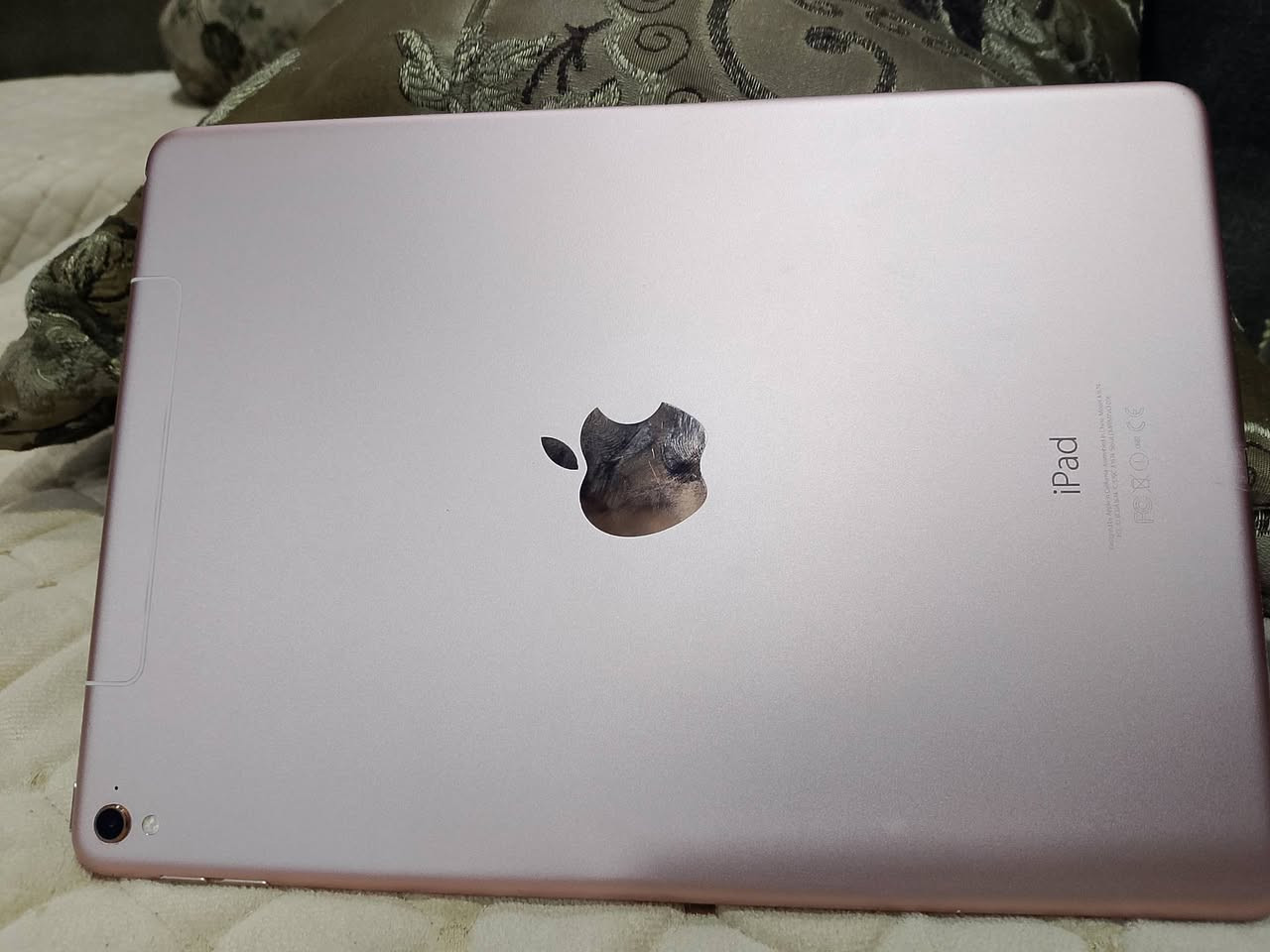 الجهاز الموجود في الصورة هو جهاز iPad Pro (9.7 بوصة). ذاكره 32/🔋 بطاريه 85/وبيها مكان شريحه سيم كارد ويحتوي على اربعه سماعات/والسعر 220 وبي مجال وهذا رقمي/***********
