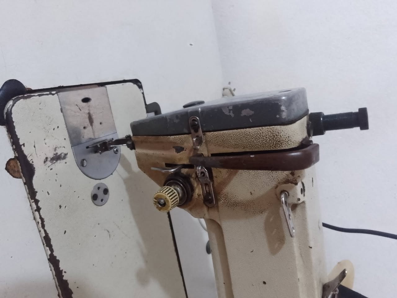 مكينة خياطة للبيع
مكينه صناعي سريعة بالعمل وخياطتها ممتازه 
 كلشي شغال بيها عدا هاي الذراع الي ترجع الخياط بس هاي ما تشتغل وهاي نضافتها بالصور كدامكم 

السعر 125 
للتواصل ***********
