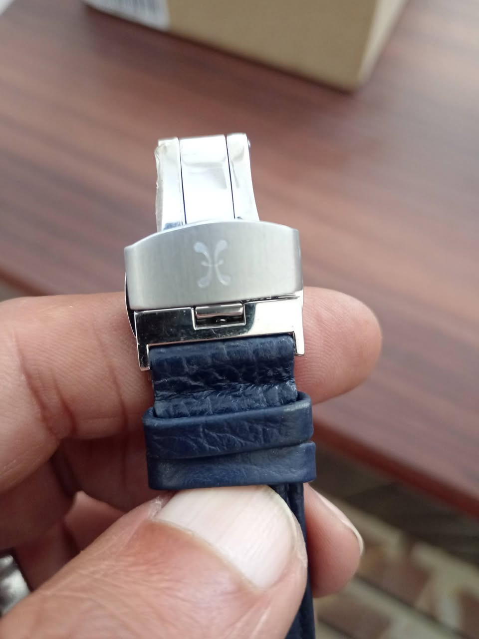 ⌚ للبيع: تحفة سويسرية عريقة - Bernhard H. Mayer (Victor Chronograph)
​عشاق التميز والأناقة الكلاسيكية، للبيع ساعة Bernhard H. Mayer الأصلية، الإصدار المميز BH13/DW. ساعة تجمع بين الدقة السويسرية المتناهية والتصميم العصري الفاخر.
​المواصفات الفنية المذهلة:
​الحركة (Movement): ماكينة سويسرية أصلية مطلية بالذهب (Ronda 5040.D) بـ 13 حجر جوهر، تضمن لك دقة متناهيه في ضبط الوقت.
​الهيكل: مصنوع من الفولاذ المقاوم للصدأ (All Stainless Steel) المصقول بعناية.
​الزجاج: كريستال زفير (Sapphire Crystal) مضاد للخدش والكسر ، ليحافظ على لمعانها كأنها جديدة دائماً.
​المينا: باللون الأزرق الملكي العميق مع تداخلات الكرونوغراف الفضية وتاريخ عند الساعة 4.
​مقاومة للماء حتى عمق 50 متر (5 ATM).
​الحزام: جلد طبيعي فاخر باللون الأزرق مع إبزيم (Clasp) أصلي يحمل شعار الماركة


**إذا كنت صاحب هذا الإعلان وتريد حذفه لأي سبب، رجاءا أرسل رسالة إلى الدعم الفني**