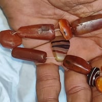 عقيق وجزع يماني شرط كلهن قديمات  السعر 300 شلع 10 قطع 07826479881