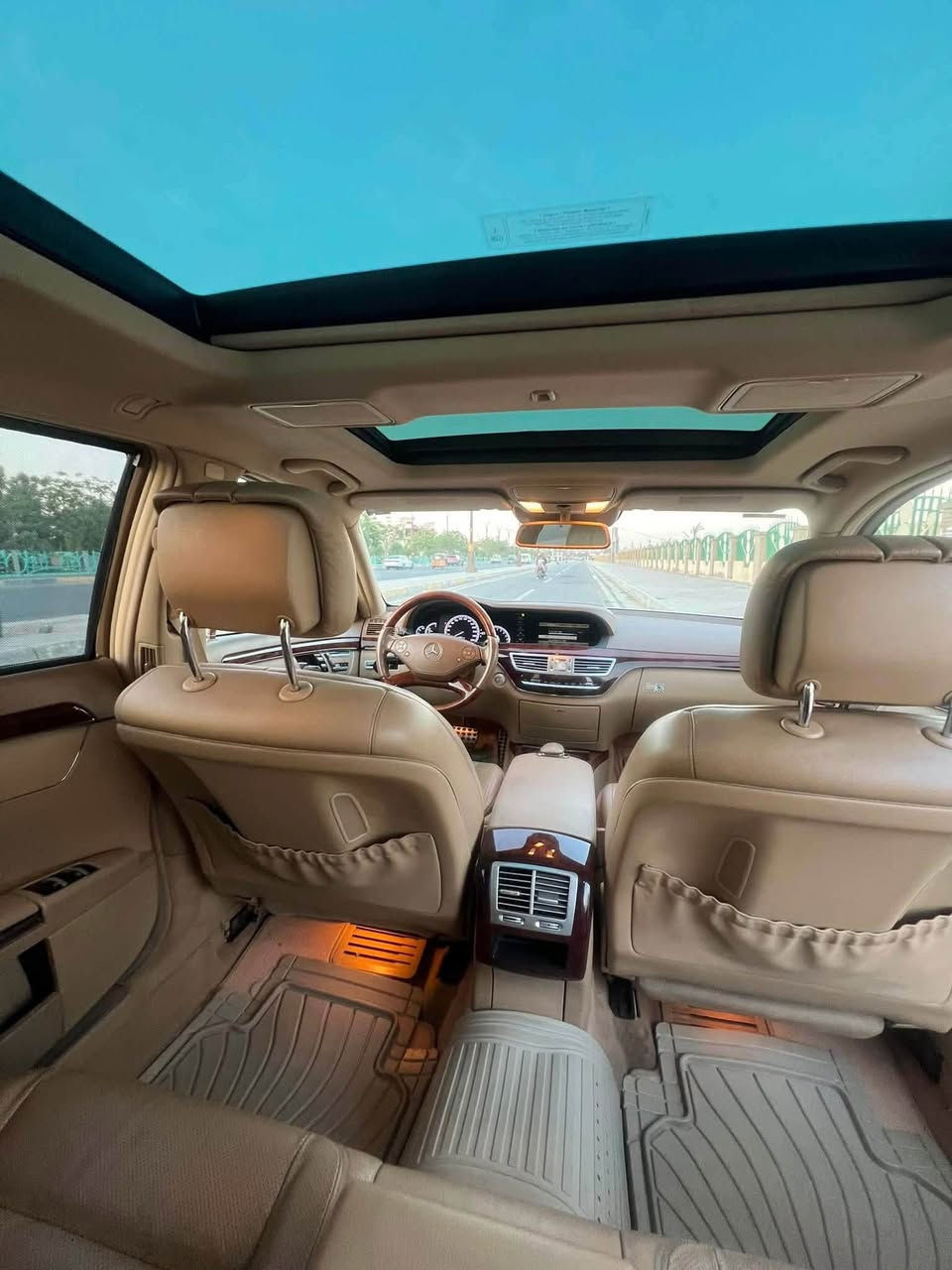 مارسدس / S 550 لارج باب طويل
موديل 2010 تكمه وسنويه / فول فول مواصفات 

🟩 السعر  اتصل او دز رساله وشلع عيوني 

ماشيه (150 ألف)
لون أبيض 
تخم تاير جديد قبل سبوع شادهن
(السياره رقم ربغداد دولي بسمي سنويه 2031 وهزه جديد)
شرط التحويل 
... مواصفات السياره ...
محرك 8 سلندر المرغوب حجم 550
بنزين
كير أوتو تعليك
بانوراما
جكات
ناضور ليلي
بصمه
أبواب شفط
جنطه شفط
ثلاجه بالجكمجه
سايد بريك بصمة تلفون ماوس
5 بردات كهرباء ستيرن كهرباء
تبريد ديوولت
مقاعد كهرباء + تدفئة تبريد ومساج 
داخل عسلي بلاد مطعم بالصاج
لايتات زنون داينمك
مري شفط وقلاب + أشاير
زراك لايت
جام بولرايز حته الاماميه
مري عاكسة بچم لد بك لايت لد 
ماوس 3 وضعيات قيادة
خزن ميموري
سستم سماعات هارمن كاردون جي بي اس
حساسات امامي خلفية رادار مثبت سرعة
3 قطع تبريدانارة الداخل والدشبول متغير 
شاشة متحركة
(وبعد بيها هواي مواصفات)
السياره كفاله من البارد والصبغ والتبديل 
صفر مسج
السياره كل كتلوكات الشركه والأرضيات البلاديه، 
وشرط كشرها مال 2020
والسياره كامله ولكمال لله وشرط ترايهه من زاخو للفاو ، 
وبالعافيه ع الياخذها .. متتقارن بالمتعوب 
مكان السياره بغداد وكربلاء /
رقم صاحب سيارة***********
