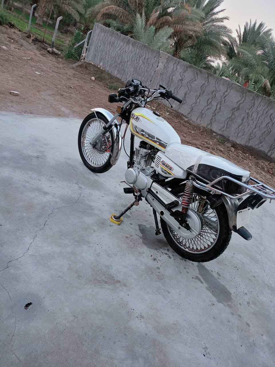 سلام عليكم حبايب دراجة موديل 23طالعة بل 24 جديدا ومكفولة واحلة من الصورا دشبول عاطل فقط  حلوا كلش وناعمة سعر 525وبيها مجال بسيط خاص موجود واتساب اكو ***********
