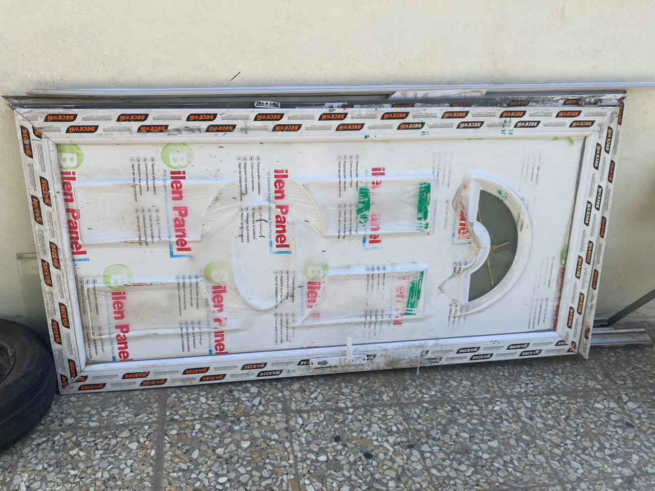 السلام عليكم
متاح 
باب بيبي سي 
باب المنيوم 
شباك المنيوم 
المكان بغداد العامريه 
***********
السعر 200
