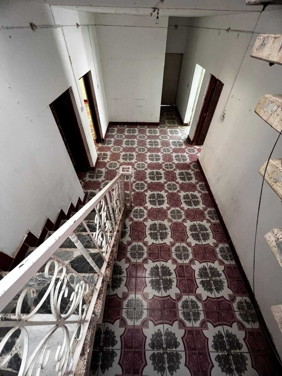 بيت طابق واحد بموقع استراتيجي (شارع السبيس)
معروض للبيع أو الإيجار، بأبعاد مميزة ومساحة واسعة تناسب أرقى المشاريع.
* الأبعاد والمساحات:
• المساحة الكلية: 350 متر مربع.
• مساحة البناء: 170 متر مربع.
• الواجهة: 25 متر (واجهة عريضة وممتازة تجارياً).
• النزال: 13 متر.
* تفاصيل العقار الداخلية والخارجية:
• التقسيم الداخلي: غرفتين، مطبخ، ديوانية مفتوحة على استقبال (شرحة ومساحة ممتازة لقاعات الانتظار أو المكاتب).
• التهوية والإضاءة: مناور تحيط بالبيت بالكامل لتوفير
إضاءة طبيعية ممتازة.
• المميزات الخارجية: حديقة، بالإضافة إلى محلات ملحقة جاهزة للاستثمار والإيجار.
العقار مثالي جداً ليكون
(مجمع طبي | مدرسة أهلية | حضانة نموذجية | مقر
لشركة | مخزن تجاري)
أ للاستفسار ولمزيد من المعلومات، يرجى الاتصال على الرقم:
***********(لايحتوي على واتساب )
