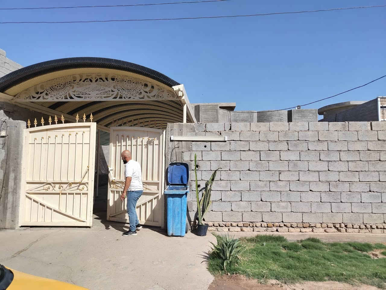 سلام عليكم دار للبيع مساحه 500متر الدار يتكون ثلاث غرف صاله مطبخ هول داخلي حمامات  داخليات ثنين البيت مرتب وجديد للستفسار ع الرقم ***********
