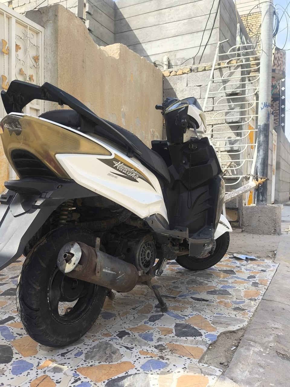 سلام عليكم ورحمة
دراجه جامبو F16 شغاله هندر سلف لايت دراجه حلوه شلعه ومعدله زين  هاذ صوت كلجات باتري جديد تواير نضاف
سعره 250  رقمي ***********
