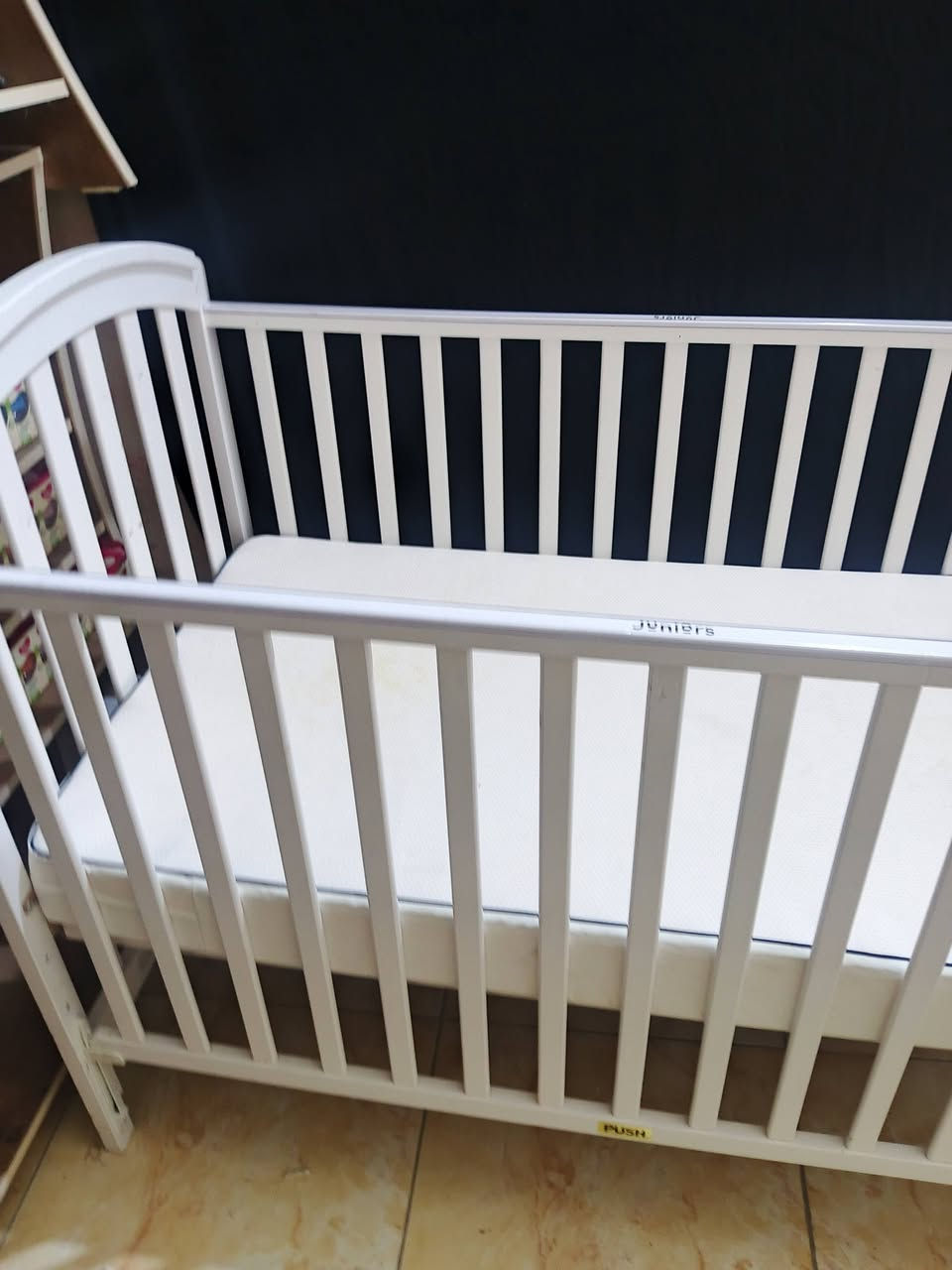هذا المنتج هو سرير أطفال خشبي، وتحديداً من العلامة التجارية جونيورز (Juniors) كما يظهر بوضوح في الصور المشابهة. يتميز هذا النوع من الأسرة بتصميم عملي يجمع بين الأناقة والأمان للطفل. 
baby-lands.com
baby-lands.com
المواصفات والمميزات العامة:
المادة: مصنوع غالباً من خشب الصنوبر المتين والقوي.
التصميم: يتميز بحواف منحنية وقضبان جانبية لتوفير الحماية.
المرونة: بعض الموديلات المشابهة توفر ميزة تعديل الارتفاع (عدة مستويات) لتناسب نمو الطفل، أو إمكانية إزالة أحد الجوانب لدمجه مع سرير الأم.
العمر المناسب: يُستخدم عادةً للأطفال من حديثي الولادة وحتى سن 3 إلى 4 سنوات.
الأبعاد الشائعة: غالباً ما تتوفر بمقاسات مثل 120×60 سم أو 130×70


**إذا كنت صاحب هذا الإعلان وتريد حذفه لأي سبب، رجاءا أرسل رسالة إلى الدعم الفني**