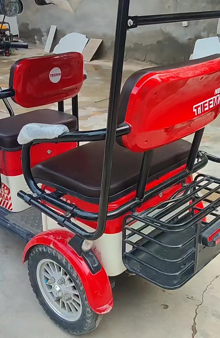 تكتك شحن موديل 2025فول مواصفات كهربائيات كلها شغالة مناقصها شي سعر مليون وببها مجال قليل رقم الهاتف ***********
