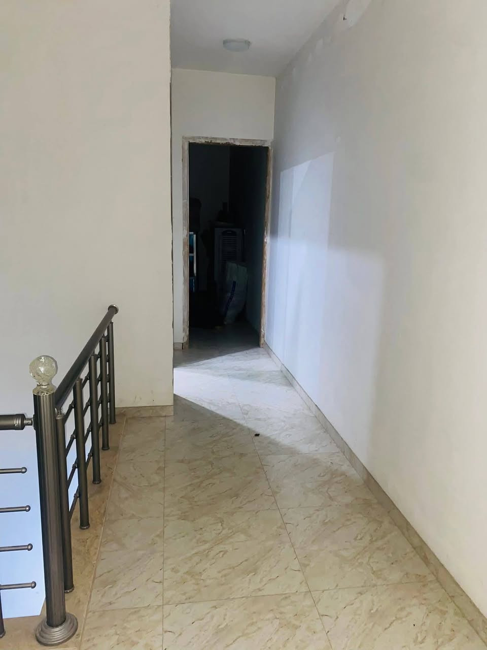1️⃣نوع العقار طابو صرف المساحه125
2️⃣ الموقع📍الكماليه حي السلام شارع المستشفى 7 فرع 
3️⃣ يتكون البيت من 3 طوابق 
4️⃣(يحتوي الطابق الاول على استقبال صاله مطبخ حمام و غرفه) 
5️⃣(يحتوي الطابق الثاني على 3 غرف و حمام) 
6️⃣(يحتوي الطابق الثالث على صاله وحمام و غرفه) 
7️⃣بناء حديث سنة 2024 البيت اي نقص مابي كله كامل فقط تجي تجيب غراضك وتكعد بي
8️⃣ السعر اتصال على الرقم(***********)
9️⃣ الاتصال على الرقم فقط لا يوحد رد على الفيسبوك 
يوجد واتساب
