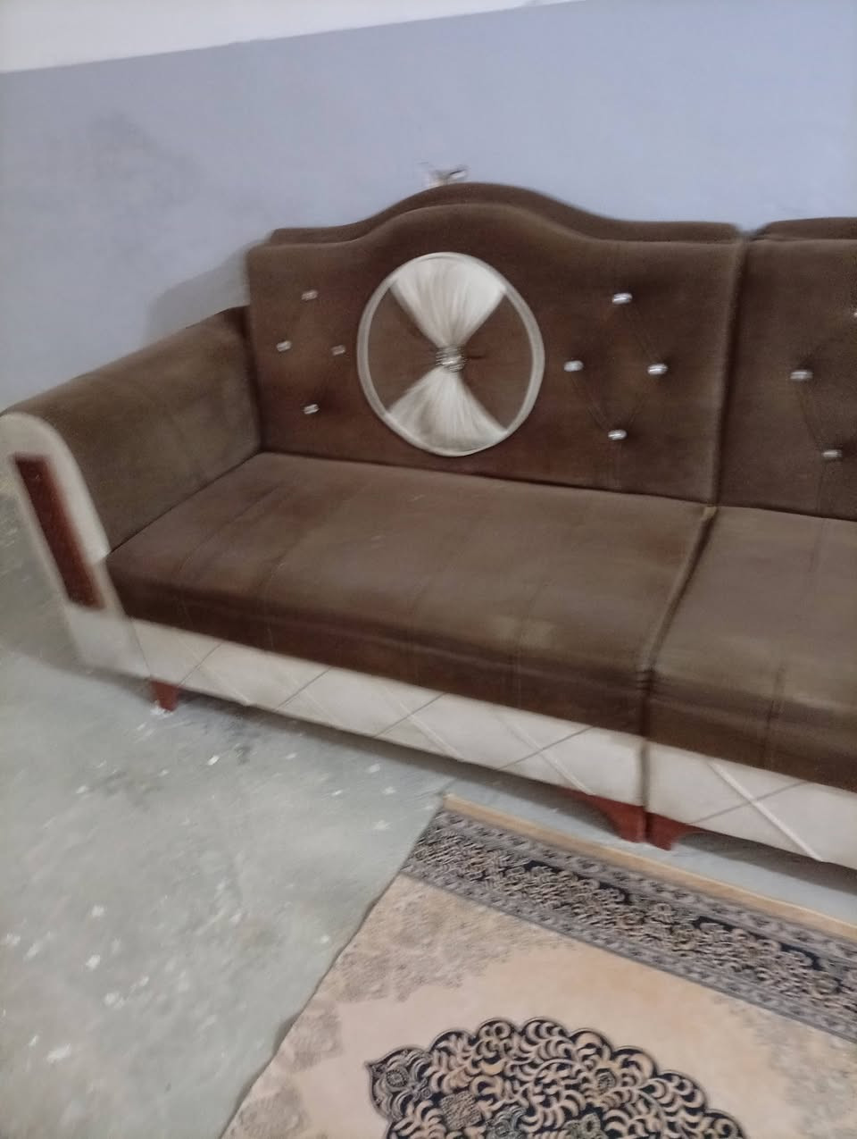 السلام عليكم عنتي تيوان نظيف وتخم مصري 200الف وبي مجال بغداد الحسينه شارع ابو سمير ***********
