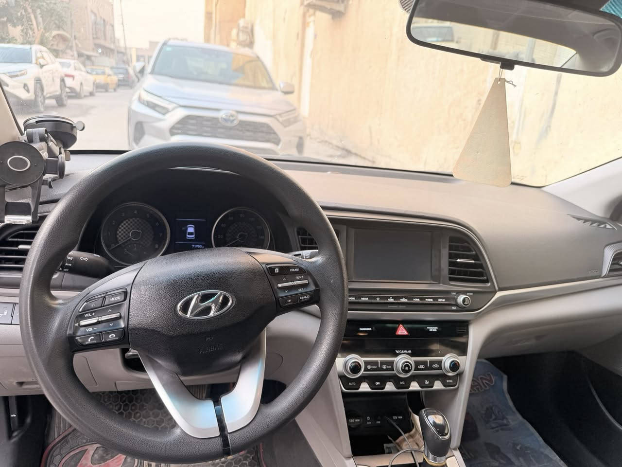 النترا 2020 وارد امريكي
محرك 2000 دوش كير اي تي AT 
حادثها تبديل بنيد و صبغ نصف الحاملغ الايمن الامامي 
السيارة جاهزة مجهزة صدر جديد باتري جديد تايرات جديدة 
كير و محرك مكفولات 
السعر 128 وبيها مجال قليل  
مكاني بغداد الحرية ***********
