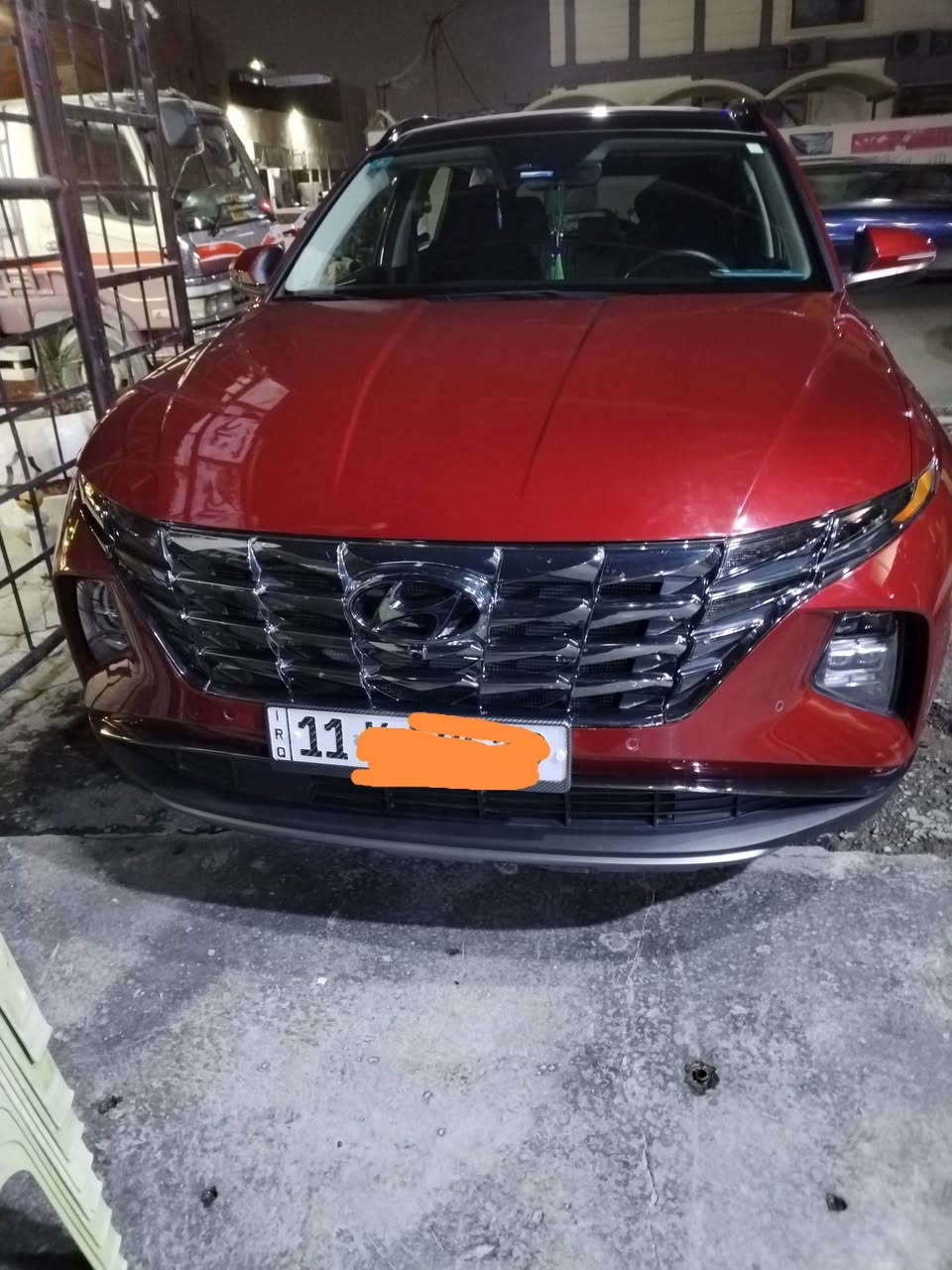 يوجد عندي توسان أمريكي موديل ٢٤ فول الفول كامرات لون الحمر والحادث بسيط في الإمام ماشيه 9000ميل رادار أمامية وخلفي وبرامه كامله حساسات أمامية وخلفي جميع المواصفات موجود في سيارة جديدة جدا مع سبايدرات قمارة مع سياره بلادي بال كارتون موجود في بغداد الجديده شارع المسبح قرب جامع ذات الانطاقين رقم الجوال ***********
