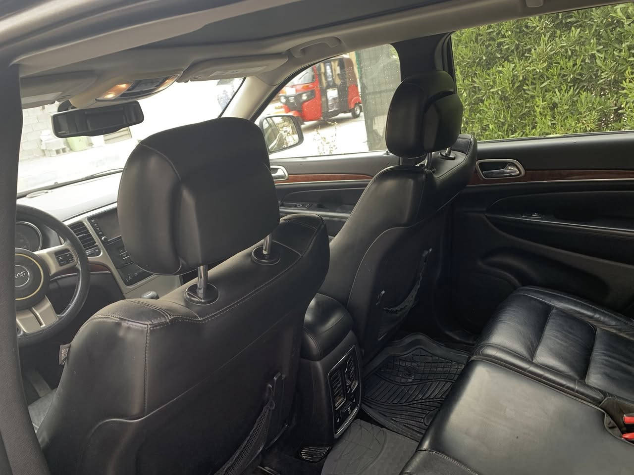 جيب هيمي. ٢٠١١. حادث سرقه ٣ قطع سياره حلوه ونظيفه محتاج مراوس بتاهو ٢٠٠٧ فقط سويجات او فرق بسيط. جدا. 
***********
