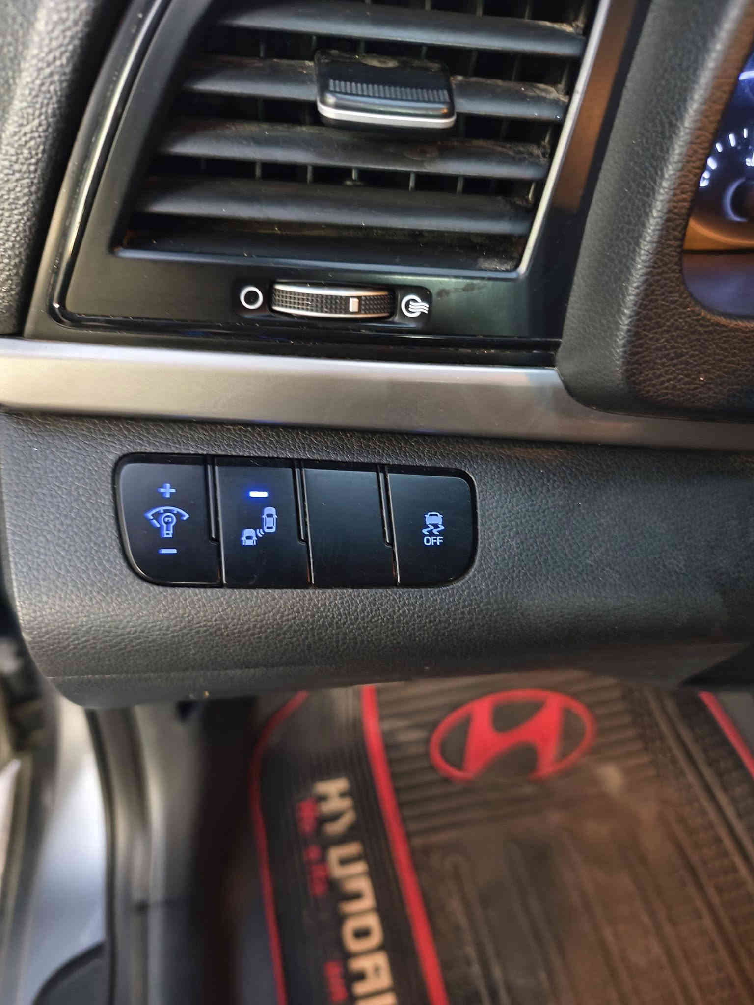 النترا ٢٠١٧ رقم بغداد بأسمي تحويل ثاني يوم هزة جديدة 
وارد امريكي السيارة limited فول عدة الفتحة 

كلين السيارة بدون صبغ بدون تبديل كلها ليبل واحد 

فقط حادثها بارد بنهاية الجاملغ الامامي وموضح بلصور الحادث 

بدون ايرباك بچم كبس وسونار موجود 

بصمة 

كشنات جلد بلادي 

جنطة بصمة 

كشن كهربائي 

نظام ترحيب 

تبريد بيانو 

رادار 

اشاير بلمري 

تحديد مسار 

فول ومعروفة مواصفاتها 

السيارة سعرها ١٤٠ بيها مجال بسيط 

ممشاها ١٠٨ ميل 

 ***********

مكانها البياع
