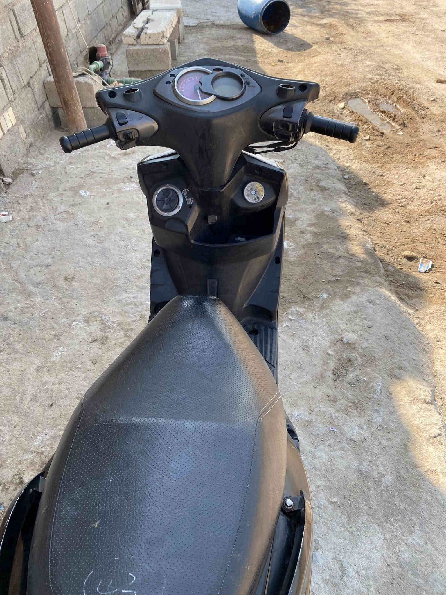 السلام عليكم شباب دراجة سكنس فحل رياضي للبيع وشوفت عينكم نضيفه كلش مال جناي بانزين محسن نوزل خطين للبيع  احتاجيت فلوس خير من الله كامل من كلشي :سعرها  مليون 400وبيها مجال 
العنوان :البصرة  قضاء الدير 
الرقم ***********
