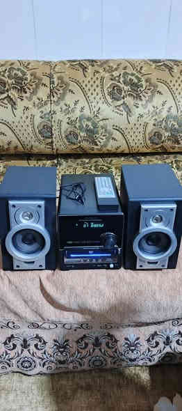 السلام عليكم .
جهاز سيستم ميني ماركة دايو بمواصفات حديثة و رائعة .كهرباء ٢٢٠ فولت ..جهاز بلادي بدون تصليح او ضرر نظيف جدا اكثر من  ٩٠ %  
مع ريموت و اريل للراديو و فيشة اواكس للنقال .
 السماعات ٦ اوم  تقريبا كل تك ٢٥ واط  .
سماعات من الخشب ارتفاع ٢٣  والطول الكلي مع الجهاز ٤٥ سم … ..المواصفات : 
مشغل اقراص   DVD و CD وMP3 .يعرض صورة و صوت عالتلفزيون ..بس قرص ال dvd يفتر وما يحمل الاوديو و ال MP3 شغال تمام .
فلاش رام .
راديو باحث FM + AM.مع خزن قنوات مفضلة
اواكس مضخم صوت للنقال او الشاسة او  أي جهاز تكدر تربطه عليه او ربط لاقط مايكرفون 
مع التحكم بالصوت .
شغل الجهاز جدا ممتاز عالي ومجسم مع تضخيم بيز ممتاز . 
السعر  ٥٠ الف كامل مع التوصيل نهائي اخوان ..
اي استفسار او للمراسلة موجود خاص او *********** البصرة . موجود توصيل شركة .

